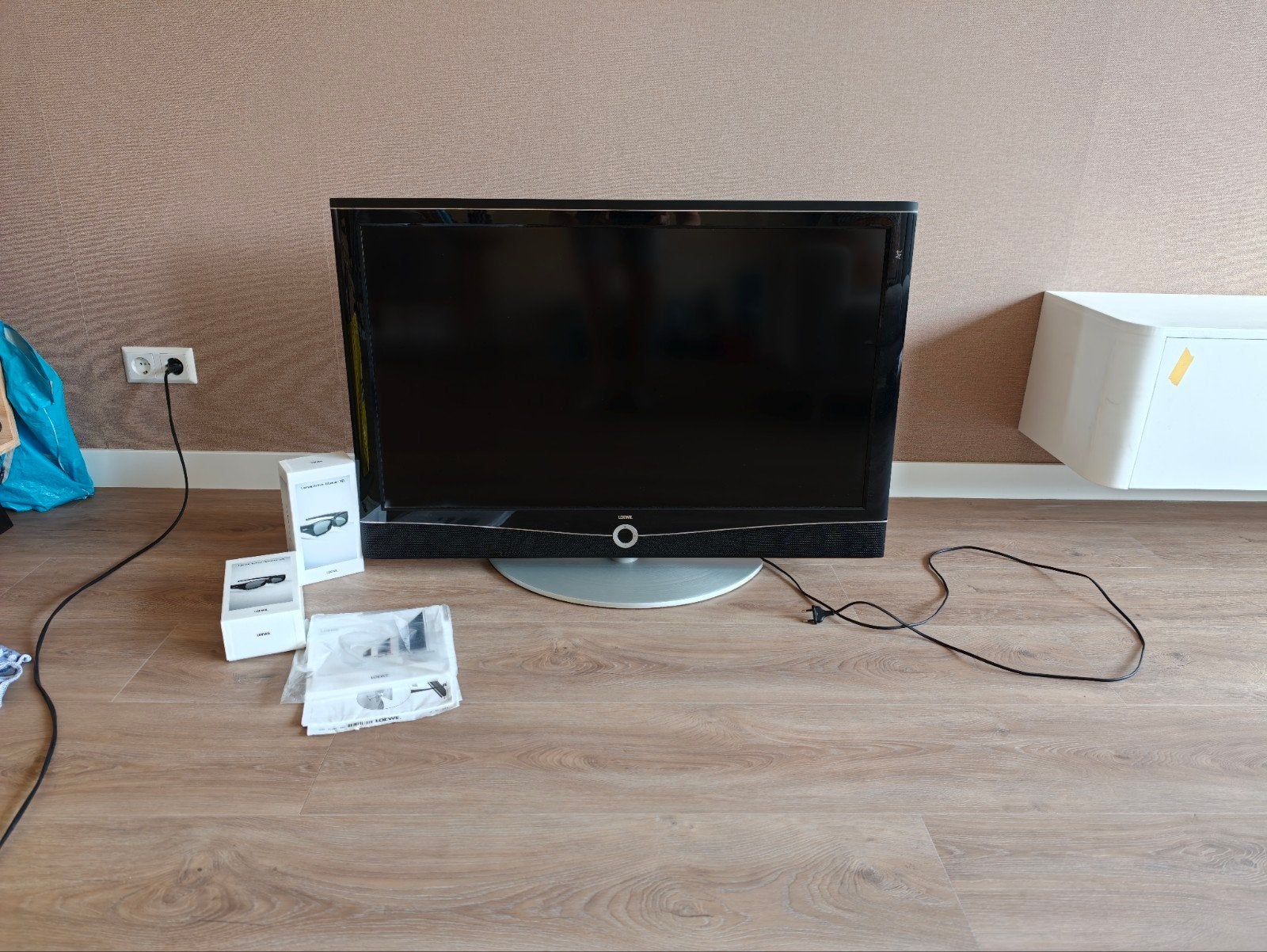 Loewe Art | 40 Inch | Incl. 2 3D-brillen, 50 Hz, LCD, Zo goed als nieuw, 100 cm of meer