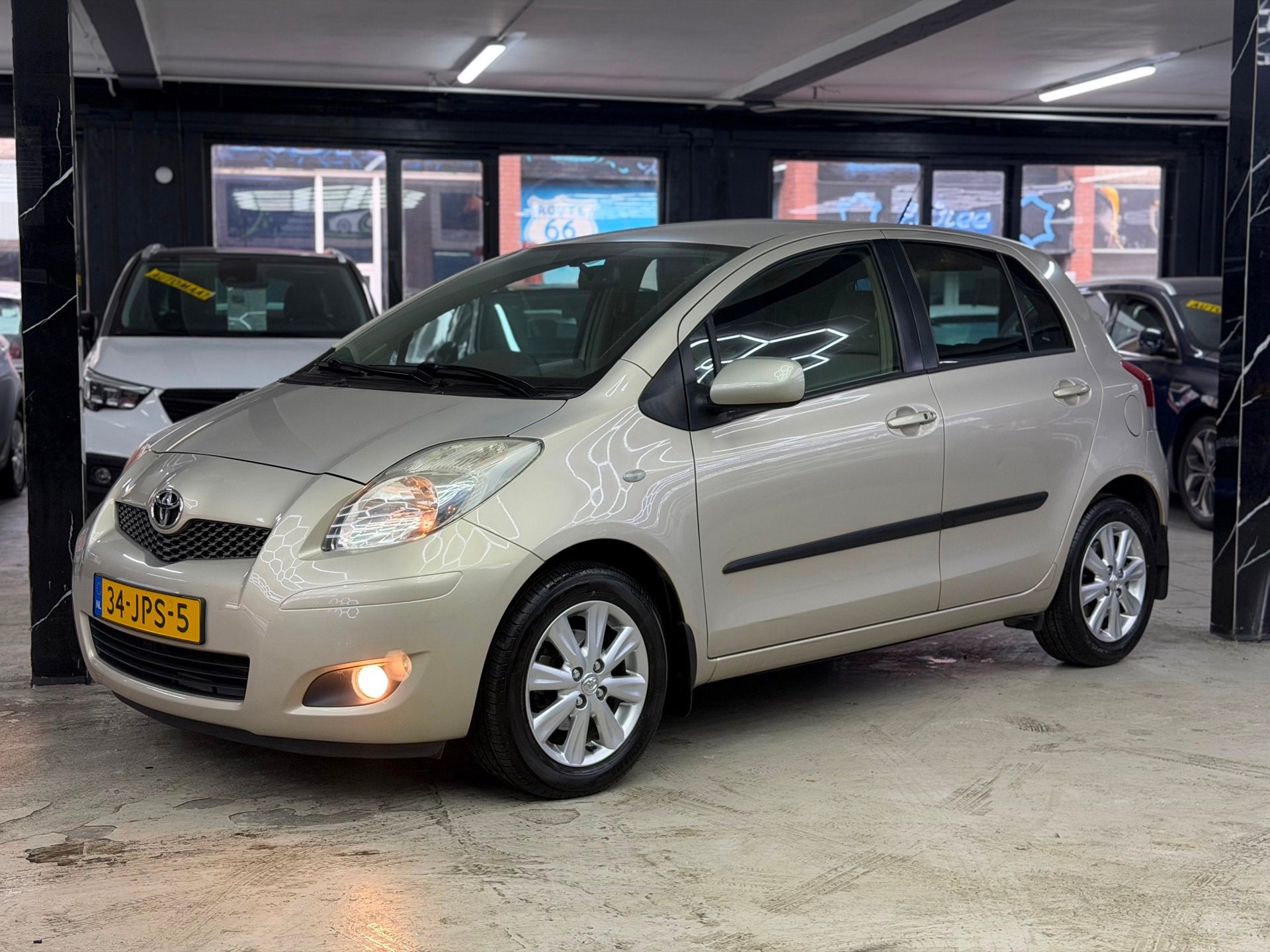 Toyota Yaris 1.3 VVTi Executive Automaat | Airco | Keyless e, 101 pk, 750 kg, 4 cilinders, Beige