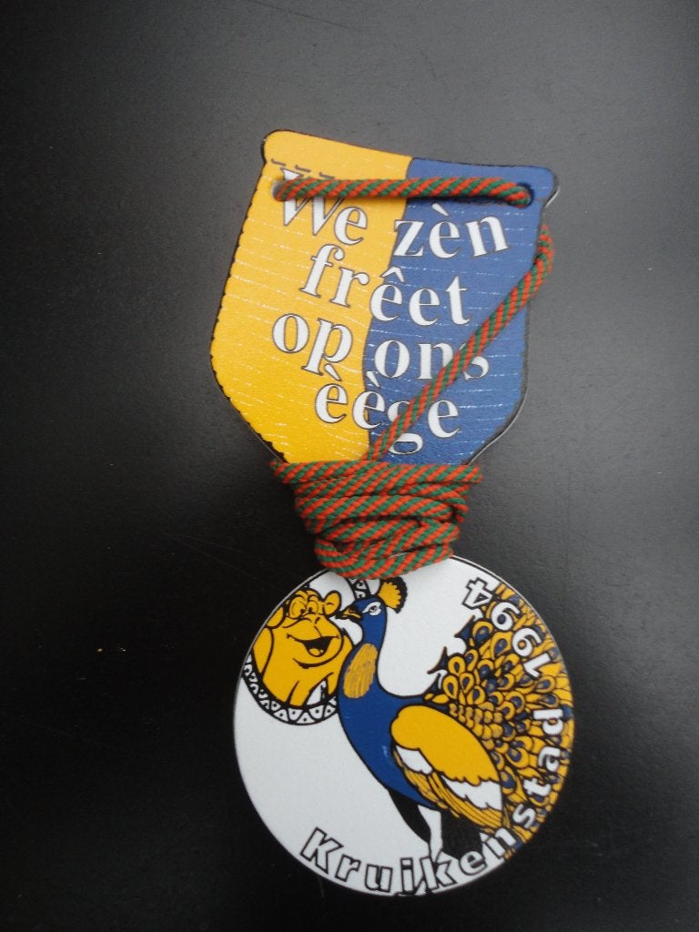Kruikenstad Tilburg 1994 jaarmotto We zèn frêêt op ons éège, Ophalen of Verzenden, Gebruikt, Feestartikel, Carnaval
