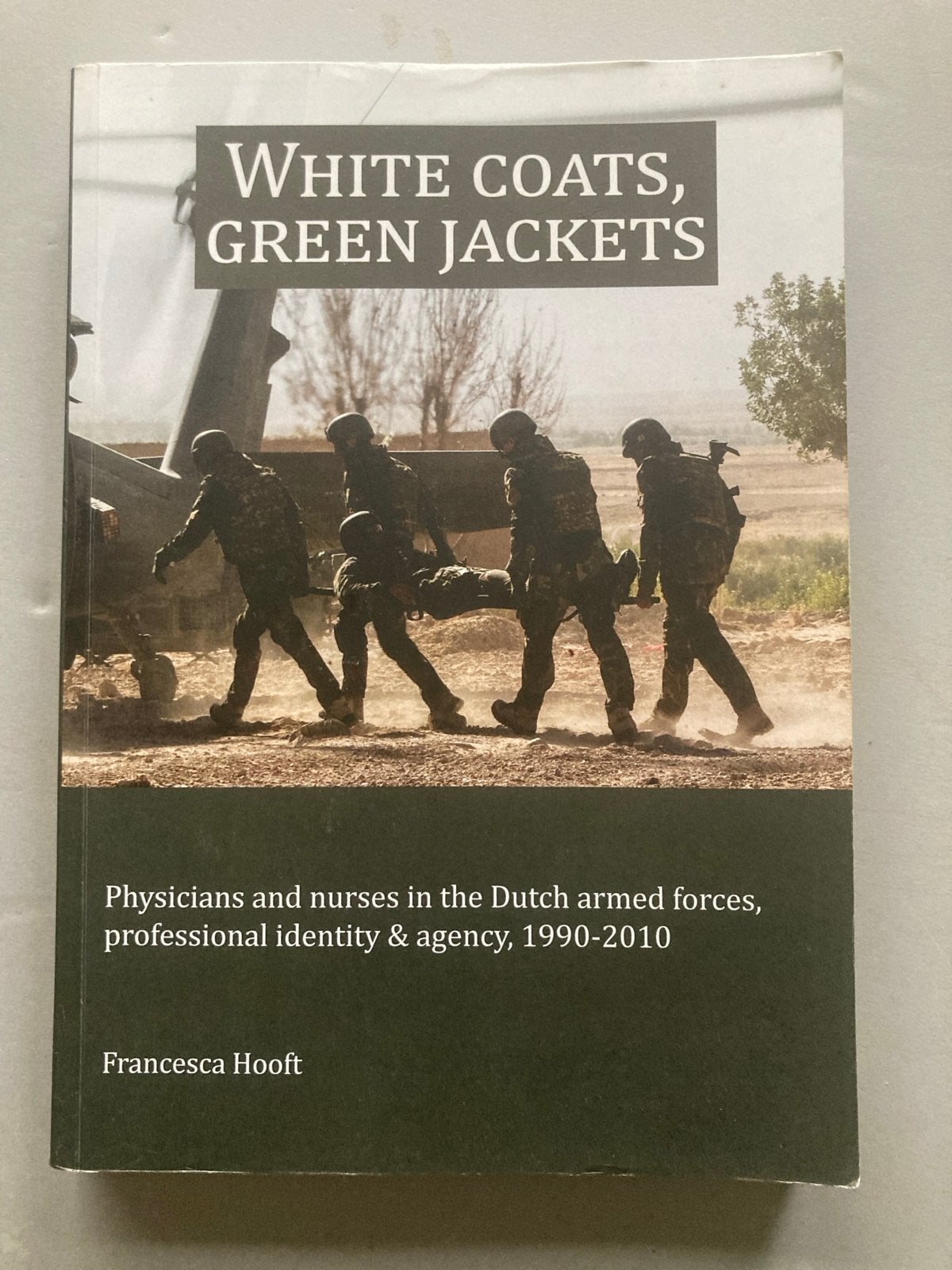 White Coats, Green Jackets: Artsen en verpleegkundigen, Boeken, Ophalen of Verzenden, 1945 tot heden, Zo goed als nieuw, Overige onderwerpen