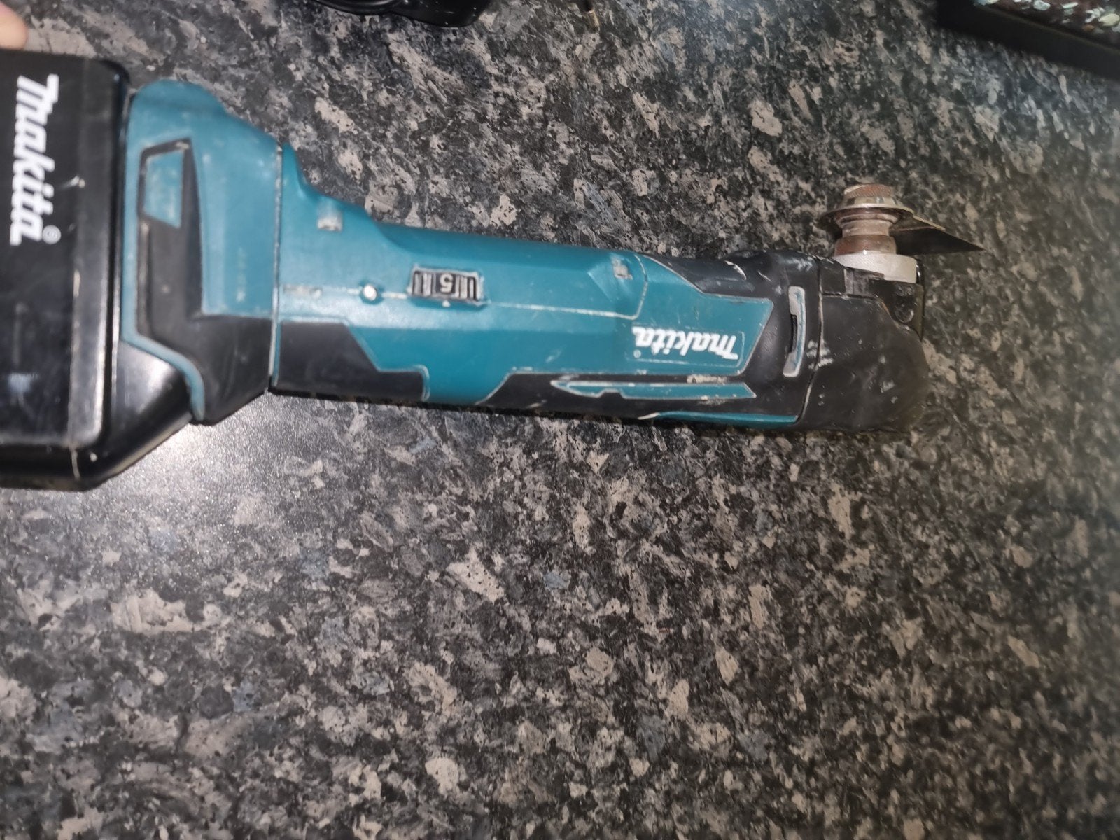 Makita Multitool 18V met 5.0Ah accu en lader, Ophalen of Verzenden, Gebruikt, Multitool, Makita