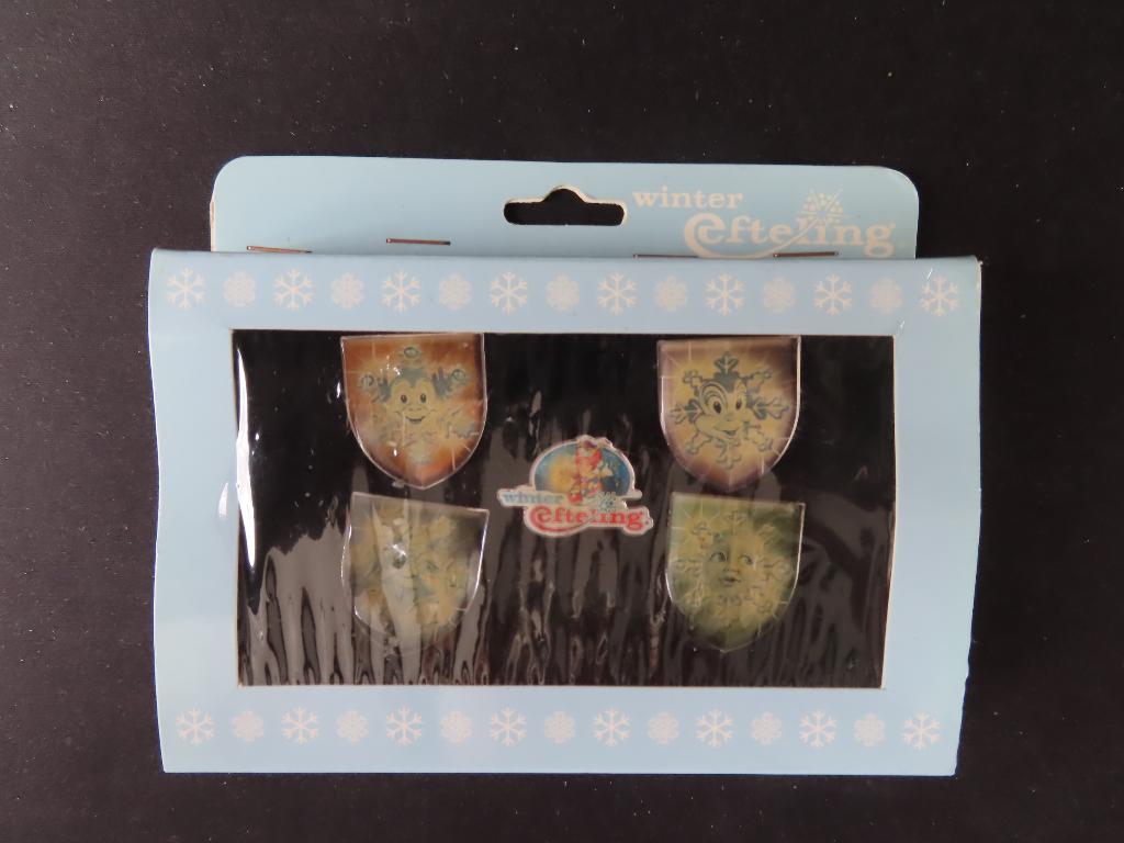 Efteling pins Winter 2003 in origineel doosje., Verzamelen, Efteling, Ophalen, Zo goed als nieuw, Button of Speldje