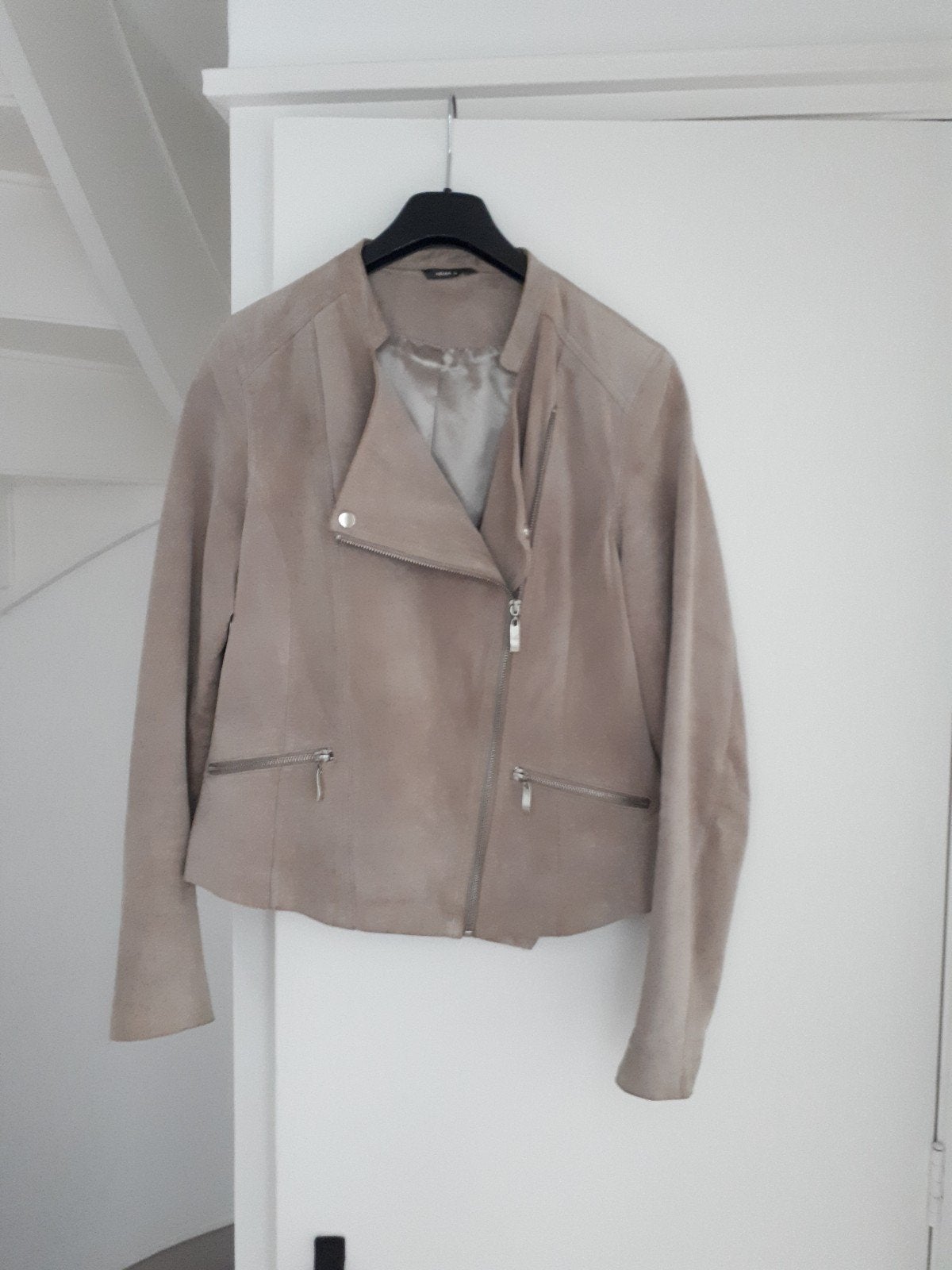 suède jasje maat L - HEMA, Kleding | Dames, Jassen | Zomer, Maat 38/40 (M), Beige, Ophalen of Verzenden, Zo goed als nieuw