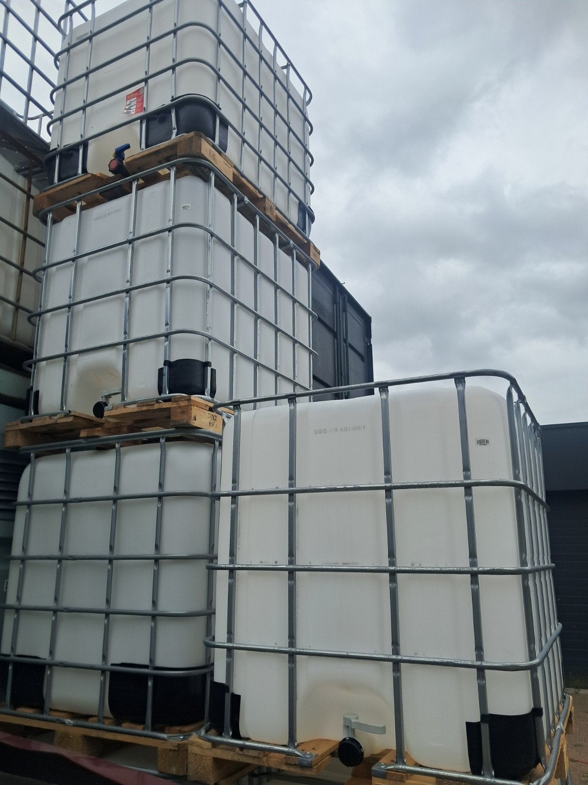 Nette ibc's 1000 liter inhoud, Tuin en Terras, Regentonnen, 150 liter of meer, Ophalen, Zo goed als nieuw