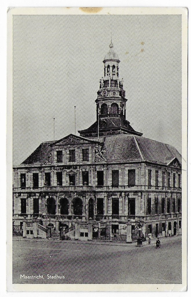 Maastricht Stadhuis Gelopen Oude Ansichtkaart (B8002 ), Ophalen of Verzenden, 1940 tot 1960, Gelopen, Limburg
