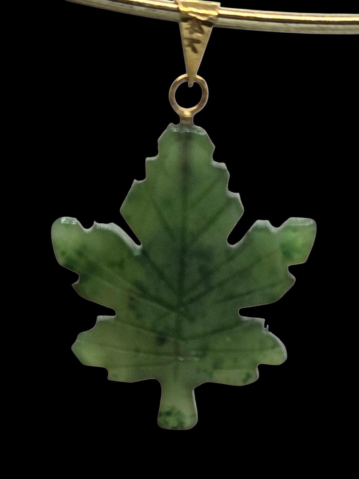 14 k goud &amp; jade canadees esdoorn blad hanger, Verzenden, Goud, Hanger