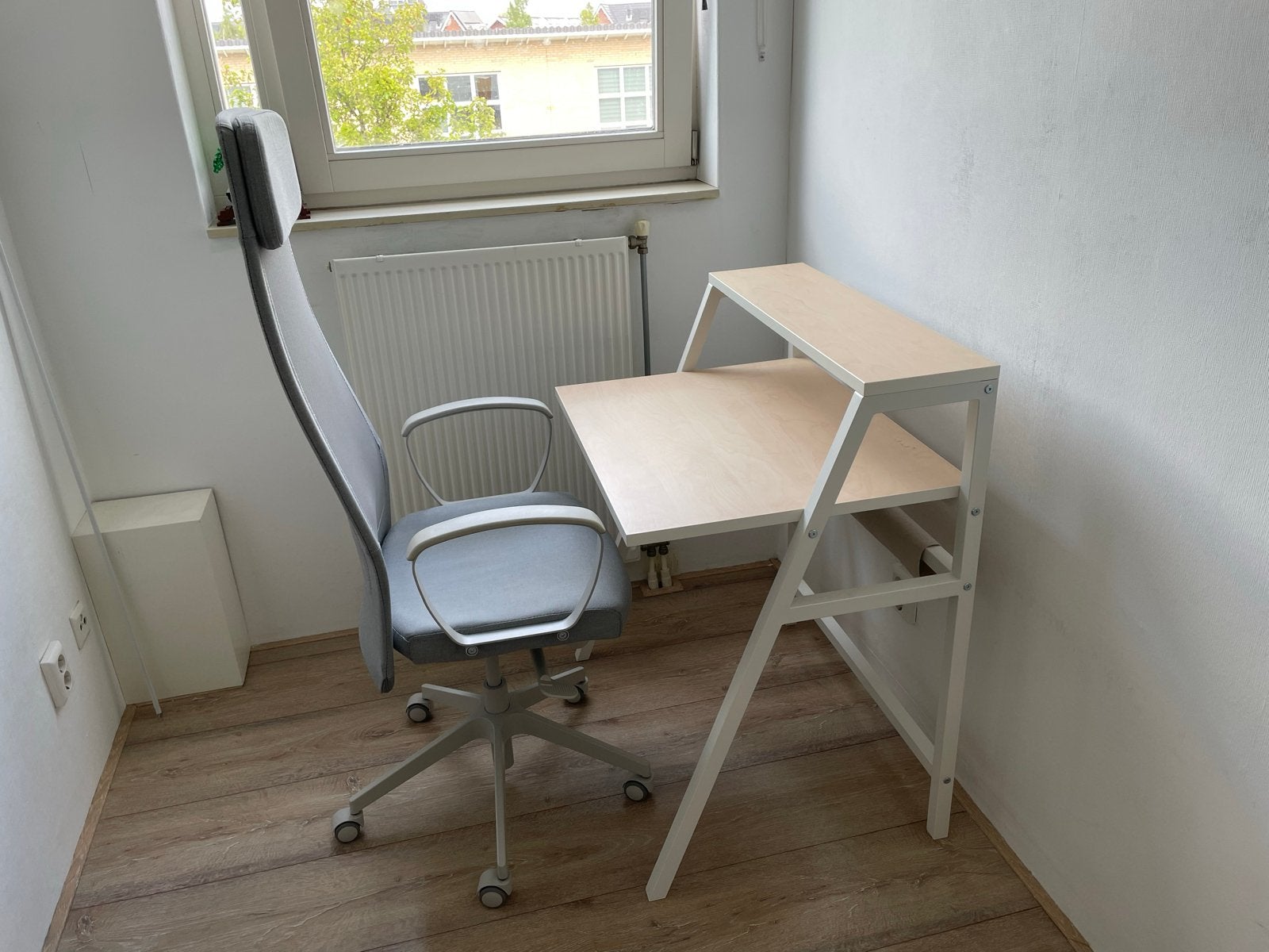 IKEA werkplek (bureau + stoel), Ophalen, Opbergruimte, Spaanplaat of MDF, Zo goed als nieuw
