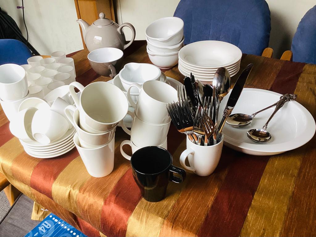 42 delige wit serviesgoed plus bestek, Antiek en Kunst, Ophalen of Verzenden