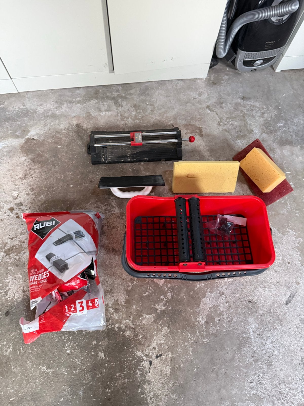 Rubi tegelzettersset met tegelsnijder en levelingset, Ophalen of Verzenden, Gebruikt, Snijgereedschap, Rubi