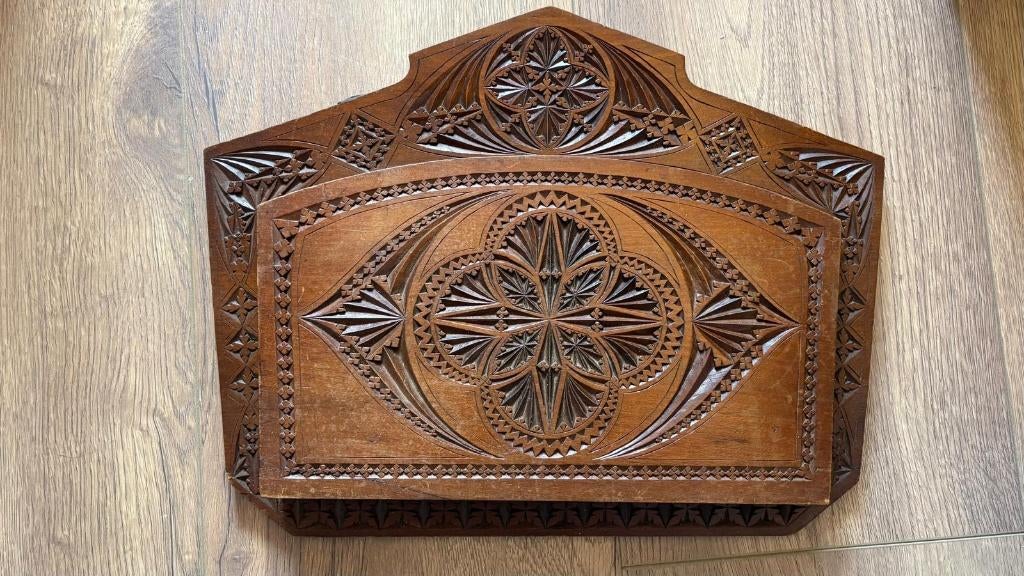 Indische krantenbak/brievenhouder van houtsnijwerk, Antiek en Kunst, Ophalen, Houtsnijwerk, Handgemaakt, 20 - 50 cm