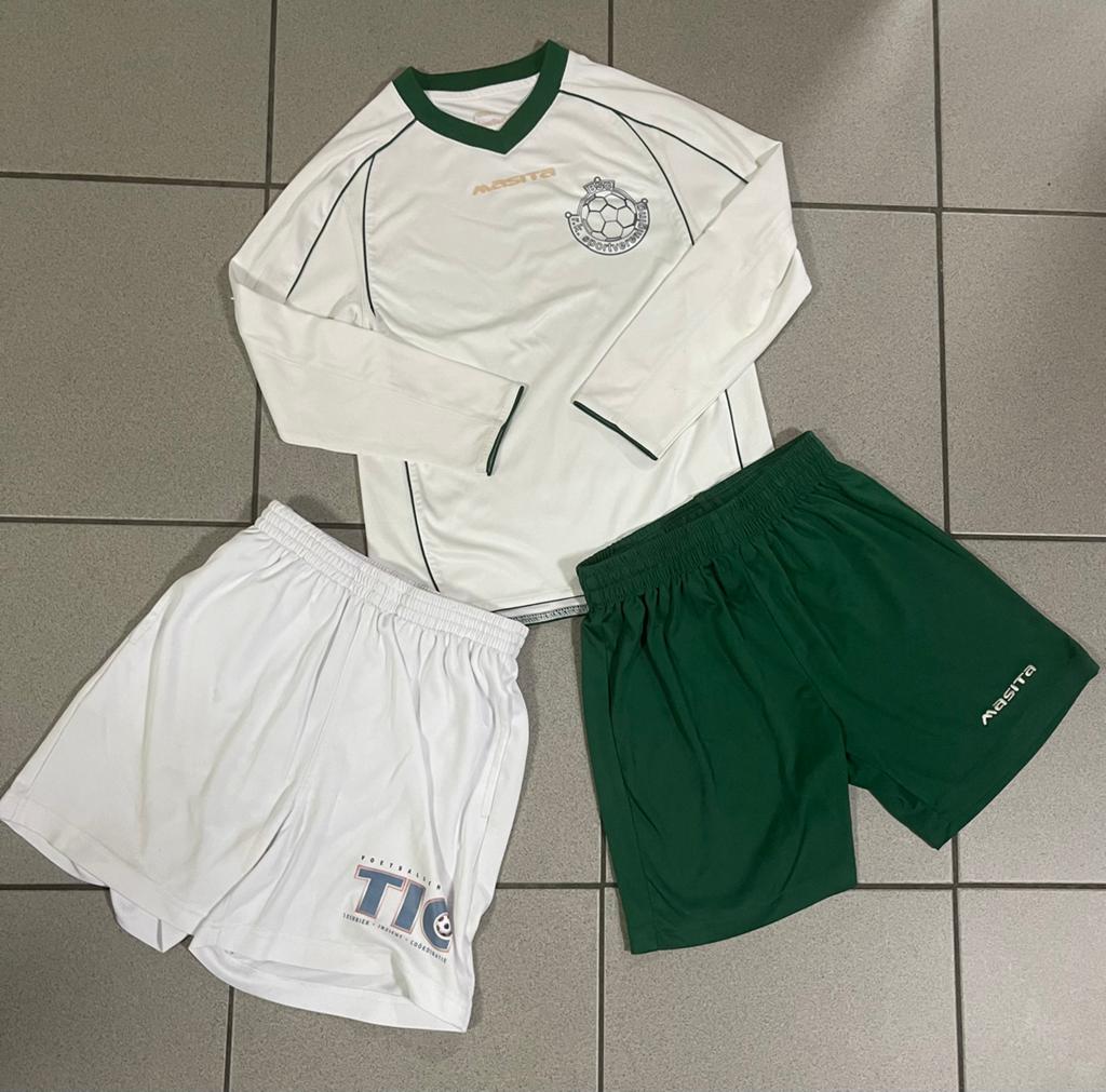 Voetbal tenue maat 128, Ophalen of Verzenden, Zo goed als nieuw, Jongen of Meisje, Sport- of Zwemkleding