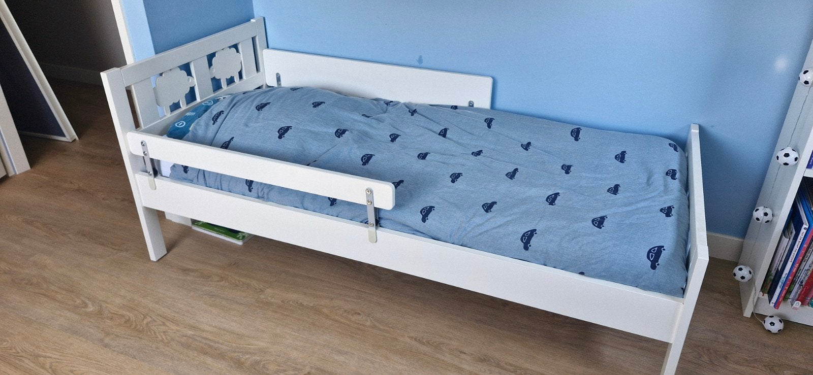 IKEA Kritter kinderbed met matras en uitvalbescherming, Kinderen en Baby's, Kinderkamer | Bedden, 70 tot 85 cm, Zo goed als nieuw