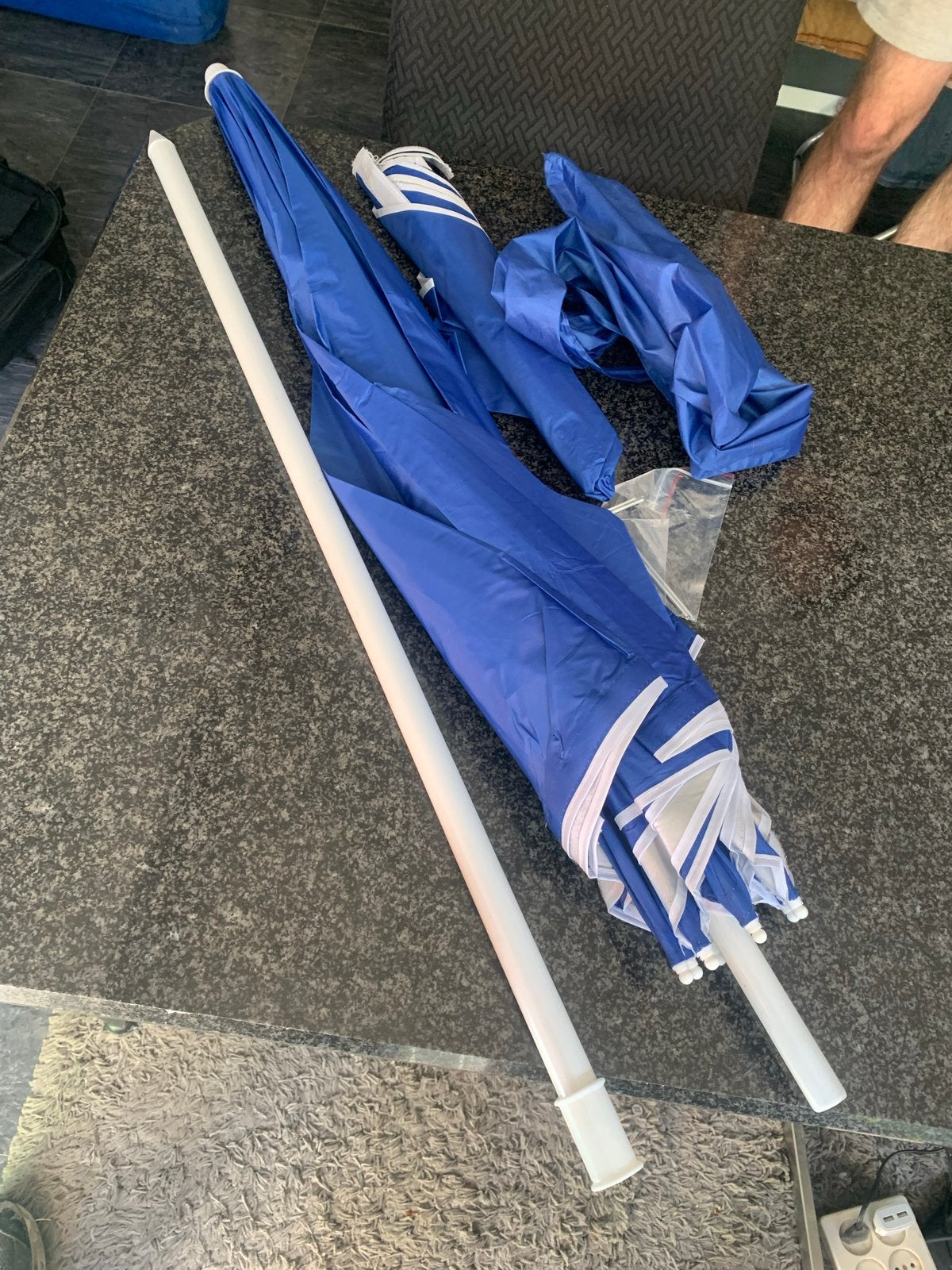 Blauwe strandparasol met draagtas, Ophalen of Verzenden, Nieuw, 1 tot 2 meter, Strandparasol