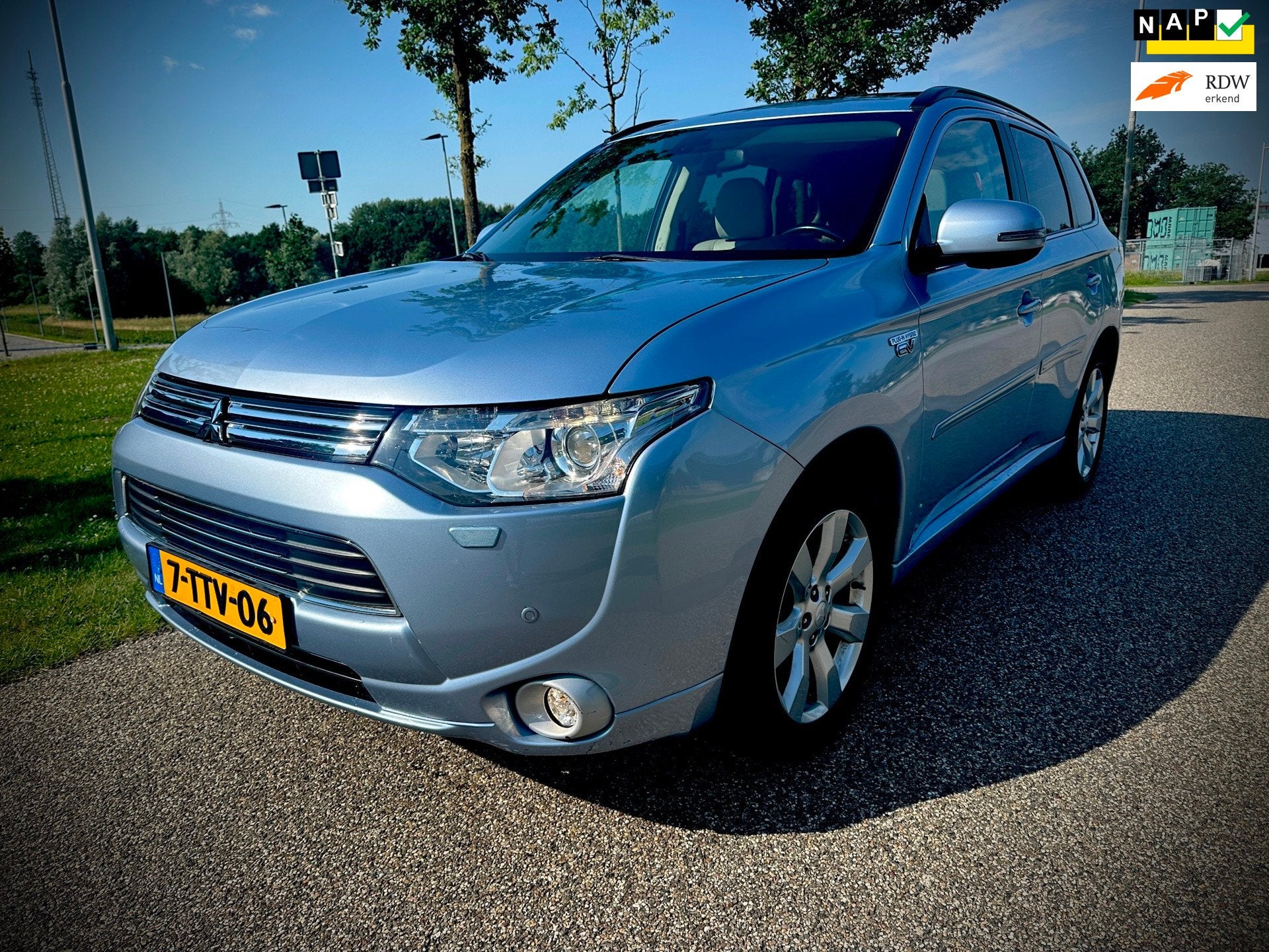 Mitsubishi Outlander 2.0 PHEV instyle+, ALLE OPTIE'S! LAGE K, 4 cilinders, Blauw, Hybride Elektrisch/Benzine, SUV of Terreinwagen