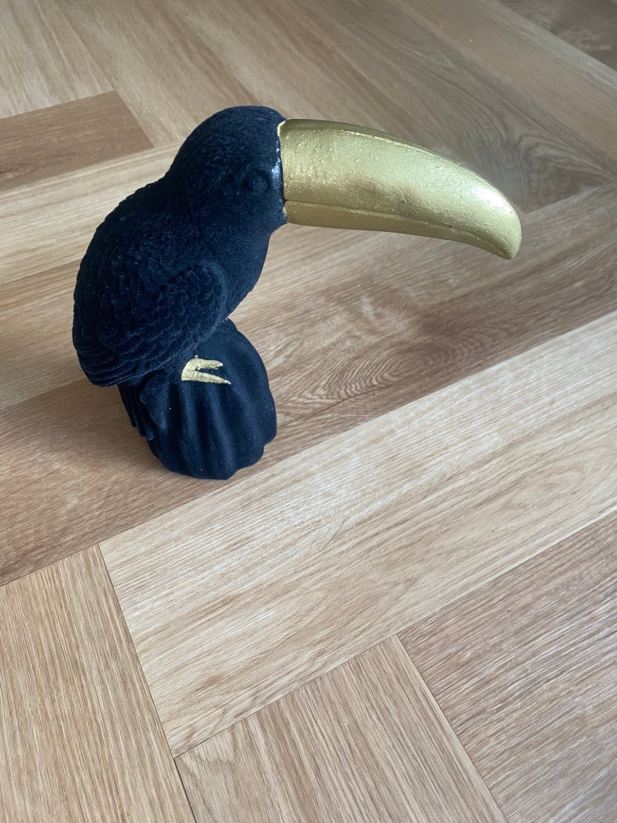 Nieuw zwart met gouden toekan vogel fluweel velvet, Ophalen of Verzenden, Nieuw, Zwart, Kunststof