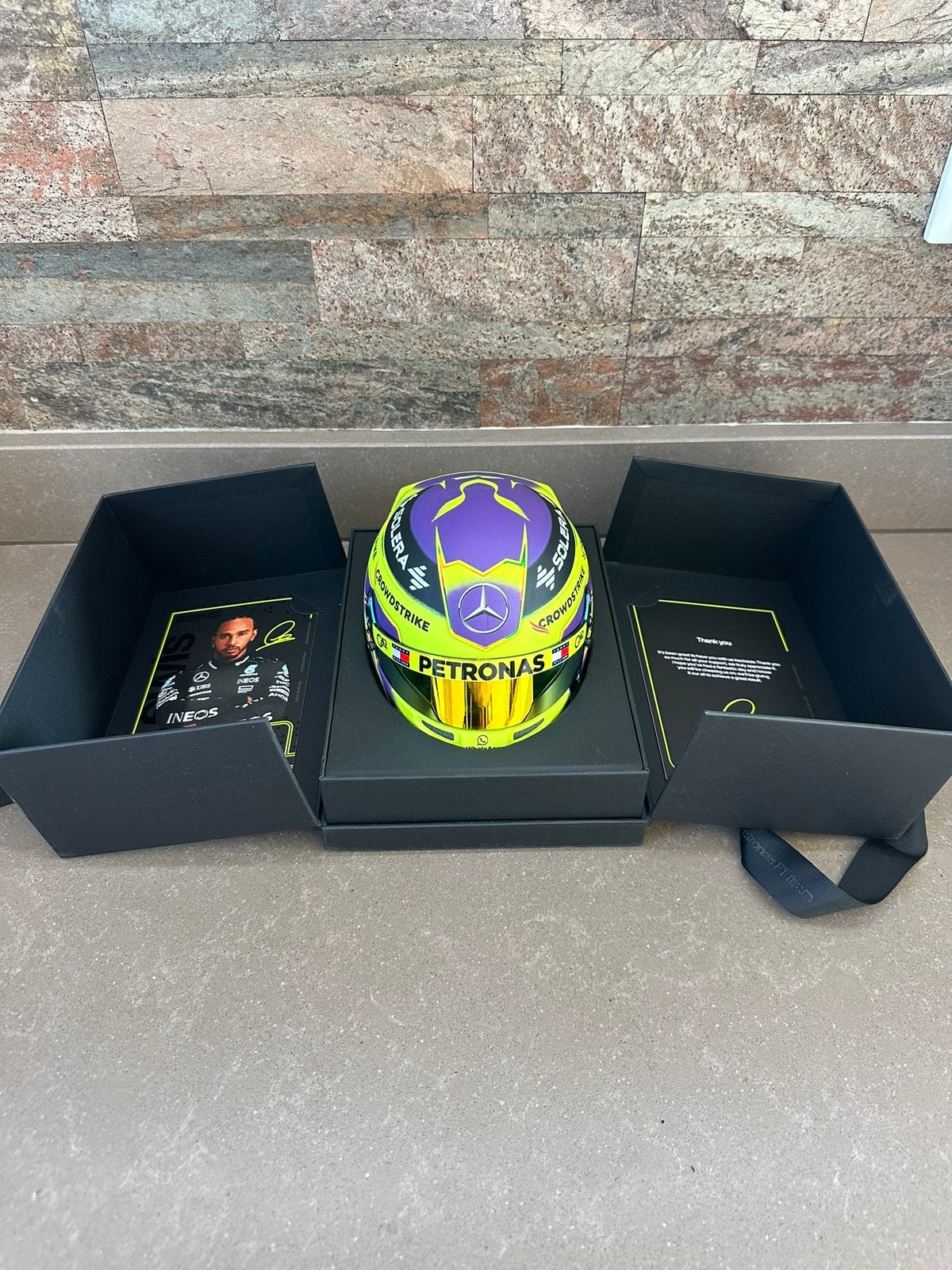 2024 1:2 helm Lewis Hamilton VIP Set Mercedes F1, Ophalen of Verzenden, Zo goed als nieuw, MiniChamps