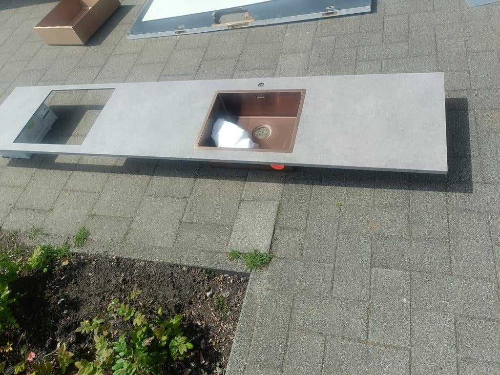 Hoek keukenblad met koperen spoelbak, Ophalen of Verzenden, Steen/keramiek, Grijs, Overige typen