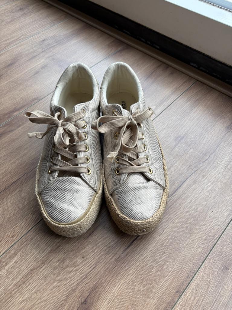 Mooie sneakers - maat 39, Ophalen of Verzenden, Zo goed als nieuw, Beige, Sneakers of Gympen