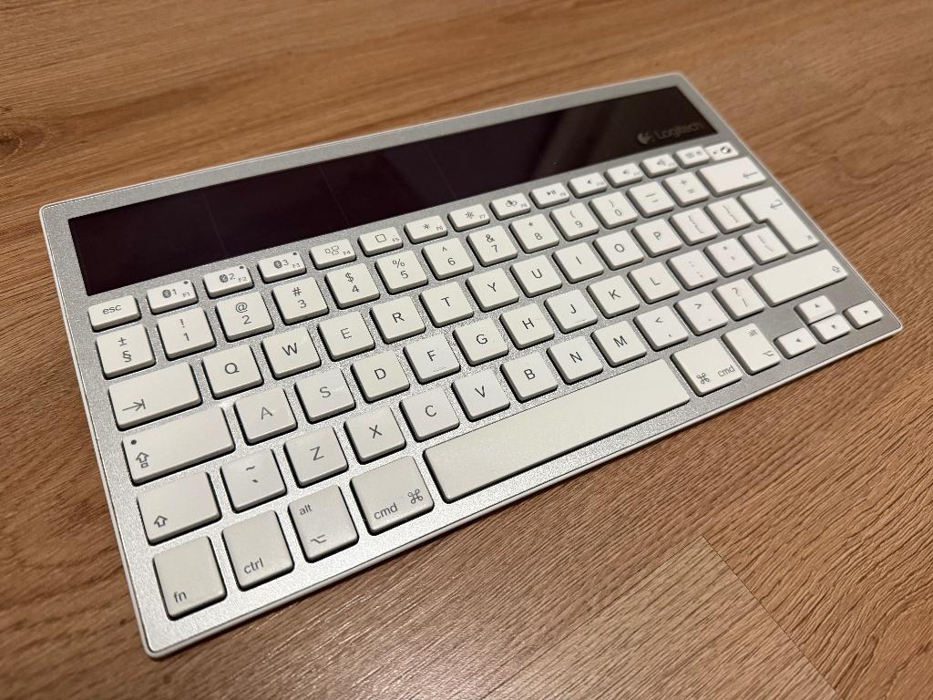 Logitech K760 (Solar keyboard), Computers en Software, Toetsenborden, Zo goed als nieuw, Qwerty, Draadloos, Multimediatoetsen