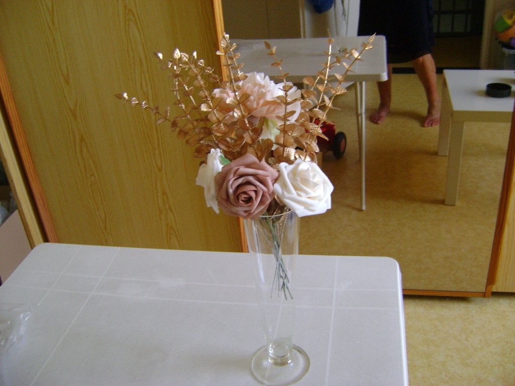 hoge vaas op voet 30cm hoog met goud/bruine bloemen 37 hoog, Inclusief droogbloemen, Ophalen of Verzenden, Transparant, 30 cm
