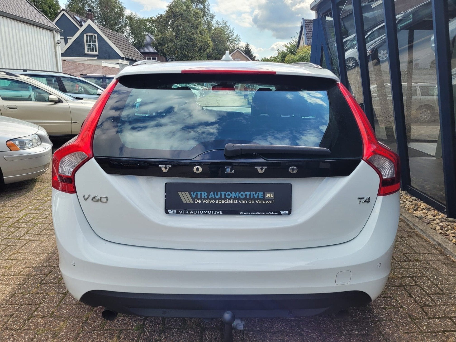 Volvo V60 1.6 T4 Momentum 180PK 1e Eigenaar & 36.962KM!, Auto's, Voorwielaandrijving, Gebruikt, Zwart, 4 cilinders