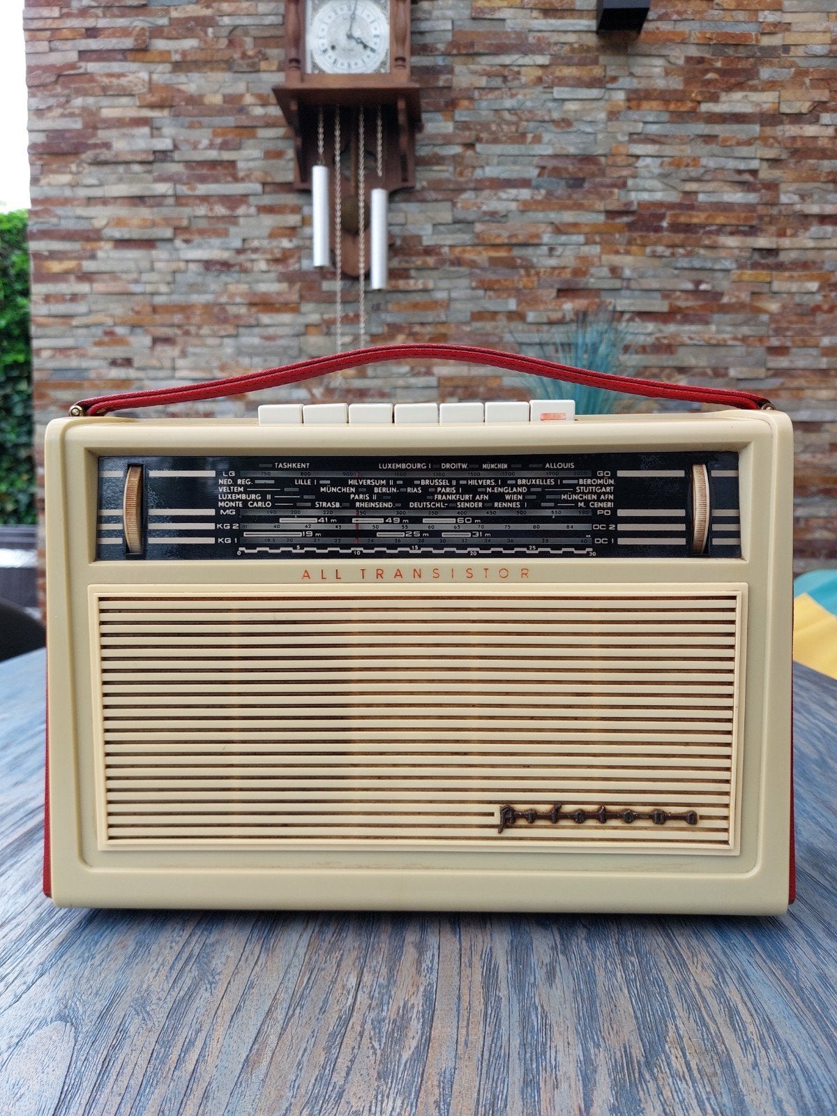 Defecte Aristona ( Philips sub. ) transistor radio rood ., Ophalen of Verzenden