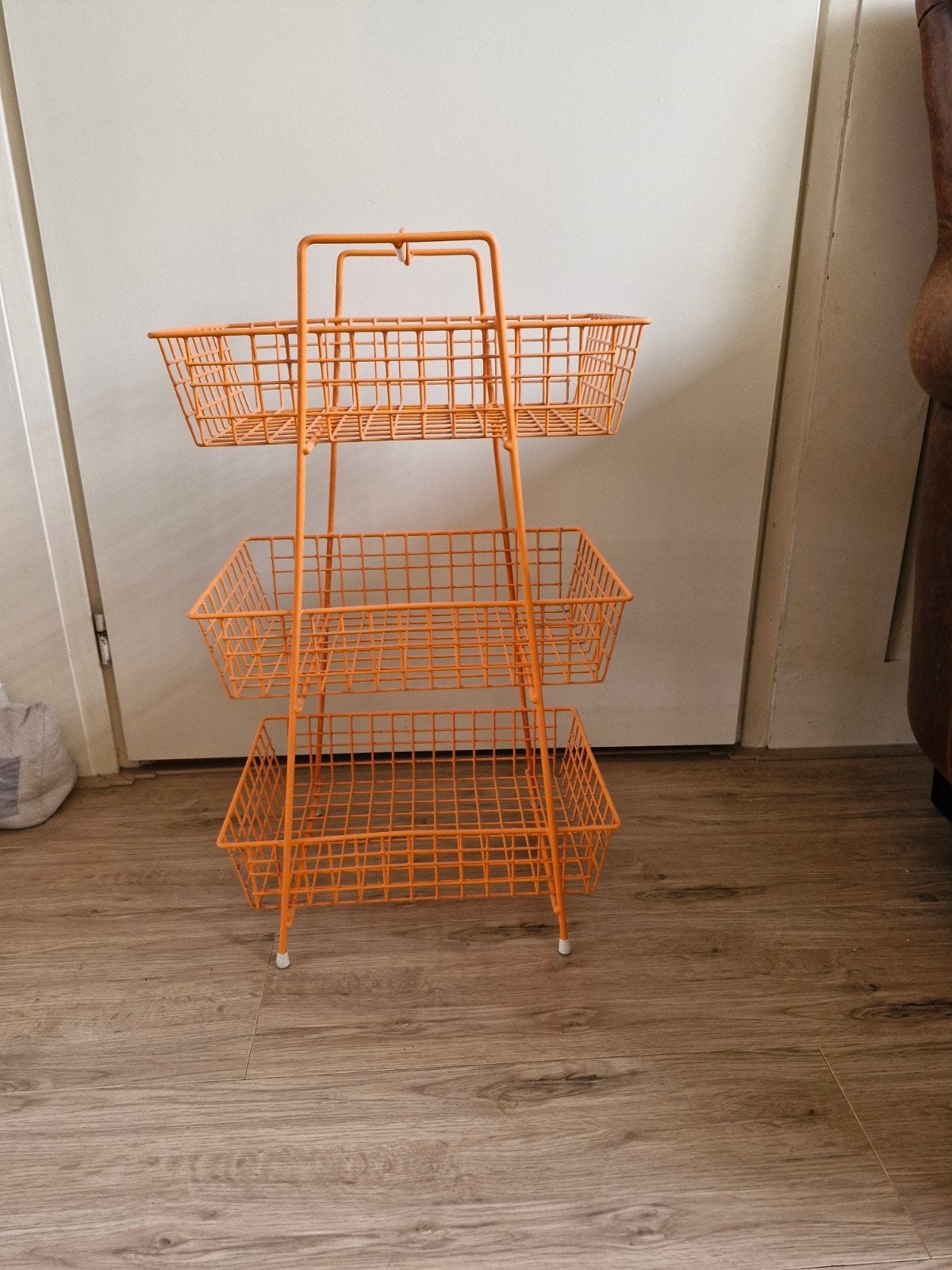 Dit is een geel/oranje groenterek met drie lagen., Ophalen of Verzenden
