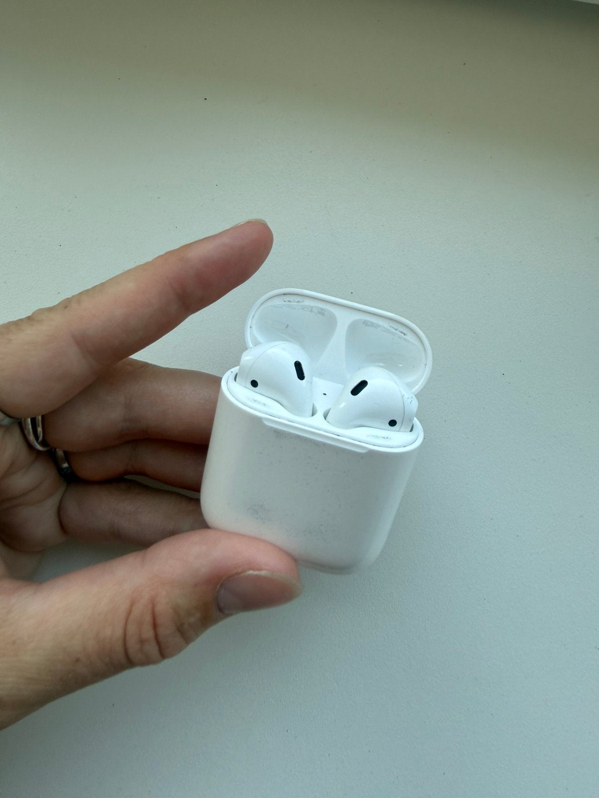 Airpods 2- niet draadloze oplaadcase, Telecommunicatie, Mobiele telefoons | Oordopjes, Ophalen of Verzenden, Zo goed als nieuw