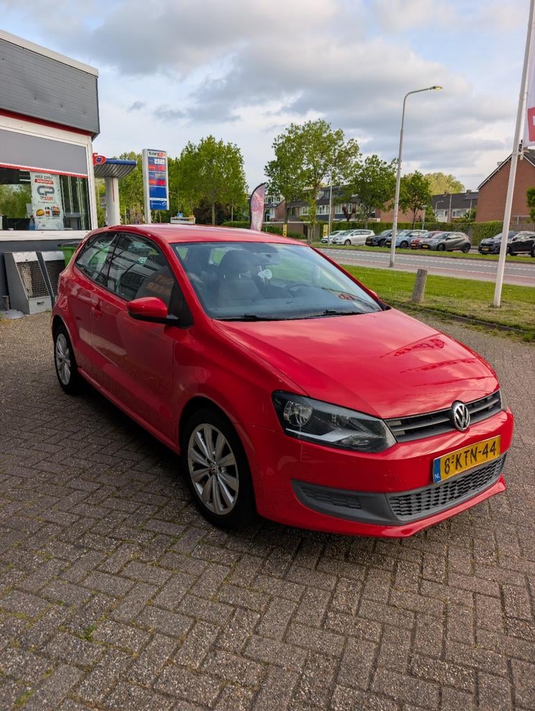 Volkswagen Polo 1.6 TDI 66KW 2010 Rood, Auto's, Voorwielaandrijving, 1057 kg, 4 cilinders, 570 kg