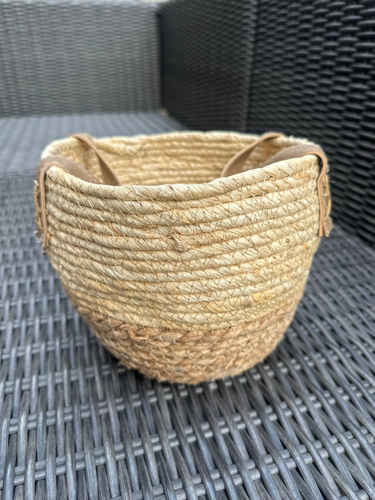 Decoratieve rieten mand met handvatten, Huis en Inrichting, Woonaccessoires | Schalen en Manden, Ophalen, Gebruikt, Mand, Rond
