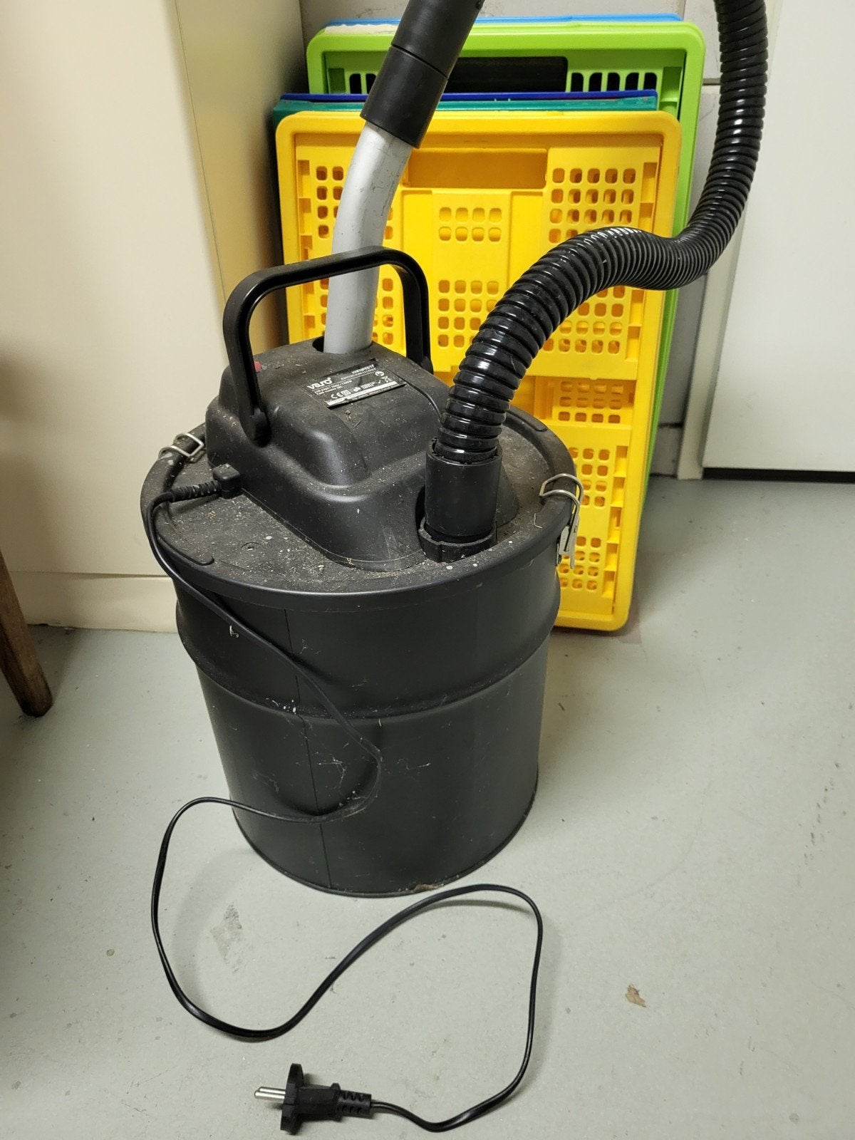Varo VAR10052/17 As- en stofzuiger 1200W, 20L, Ophalen, Gebruikt, Industriële stofzuiger, Minder dan 1200 watt