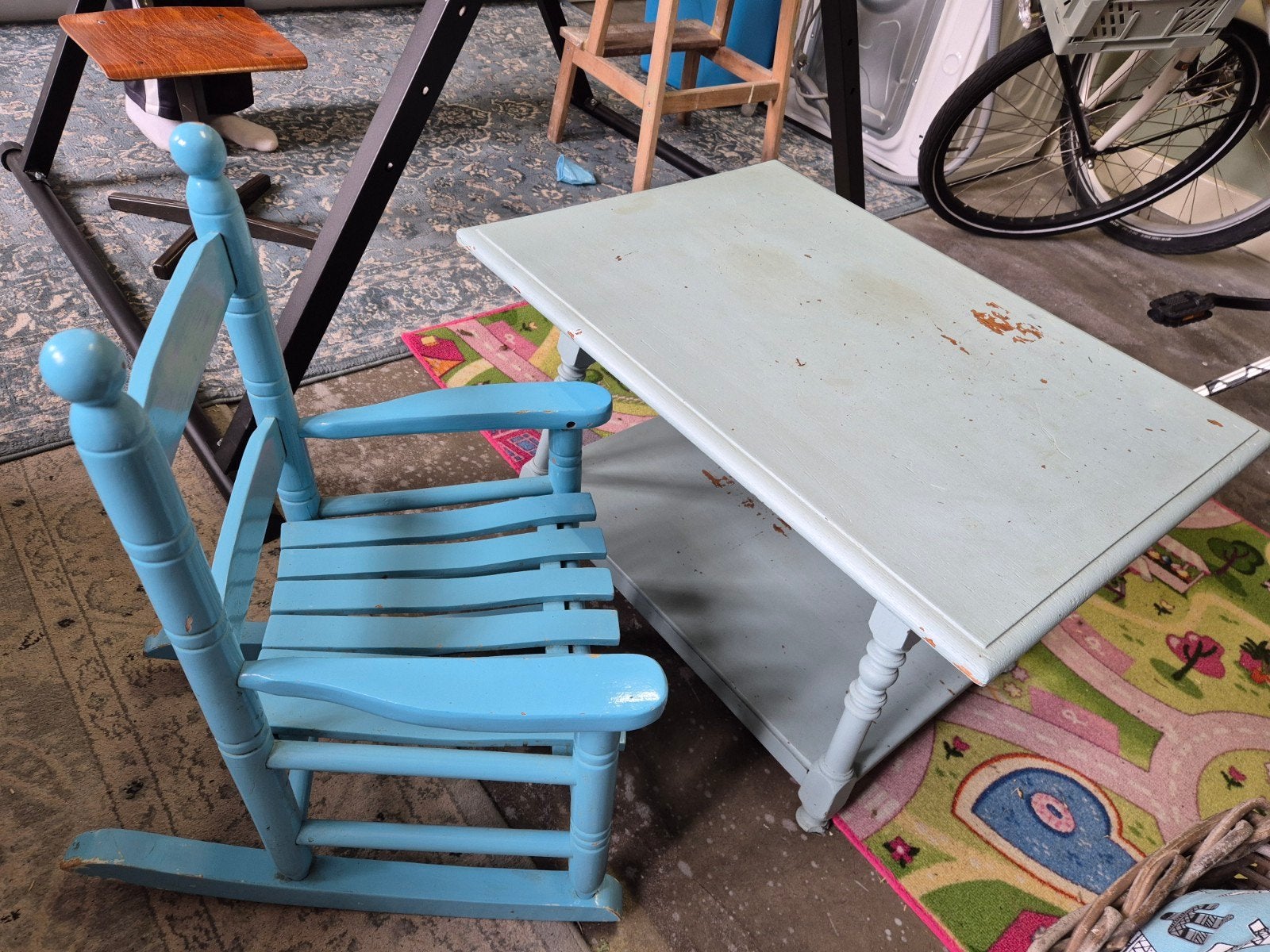Brocante houten bijzettafeltje en schommel stoeltje., Ophalen, Gebruikt, Rechthoekig, Minder dan 55 cm