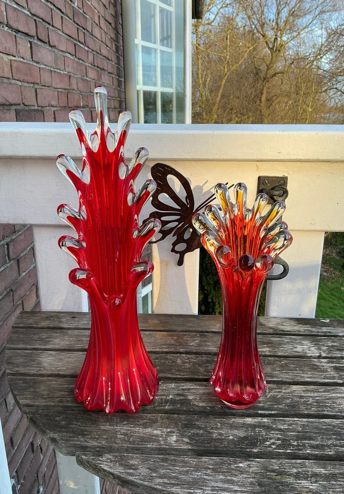 Twee mooie rode glazen vazen, soort vinger vazen. Rood glas., Ophalen of Verzenden
