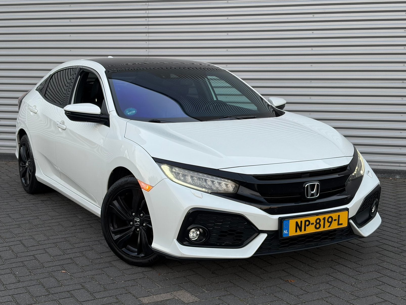 Honda Civic 1.0 i-VTEC executive AUT NAP 2017 NIEUWE RIEM, Auto's, Zwart, Lane Keeping Assist, 129 pk, 3 cilinders