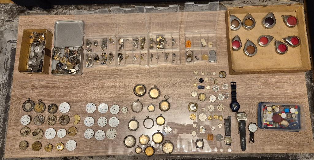 Zeer grote partij horloge en zakhorloge onderdelen., Sieraden, Tassen en Uiterlijk, Horloges | Antiek, Overige merken, Overige materialen