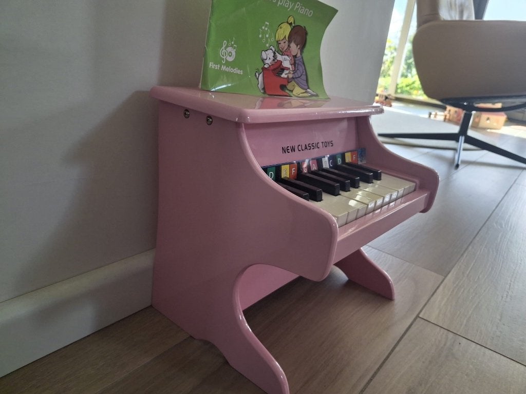 Roze speelgoedpiano van New Classic Toys, Kinderen en Baby's, Ophalen, Zo goed als nieuw, Overige typen