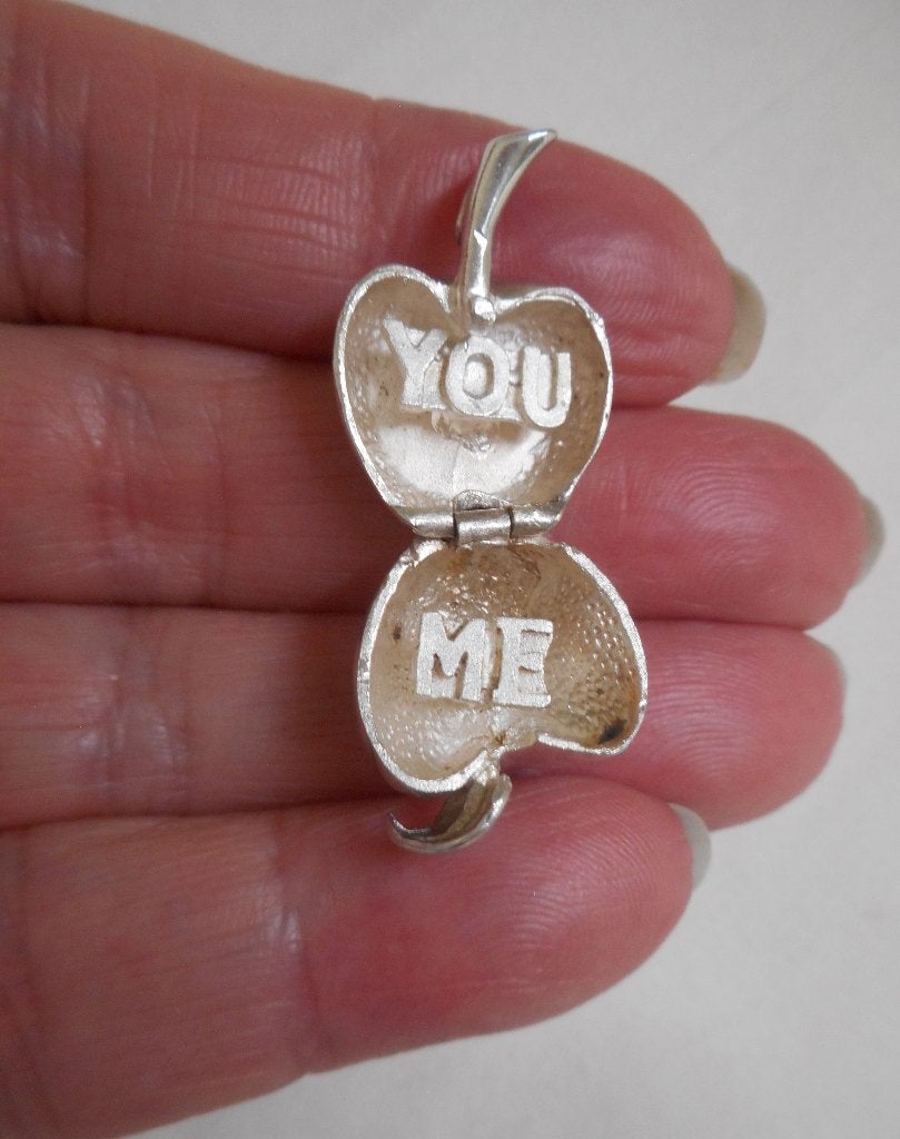 Zilveren vintage hanger appel kan open met tekst nr.1135, Overige voorstellingen, Verzenden, Zo goed als nieuw, Zilver
