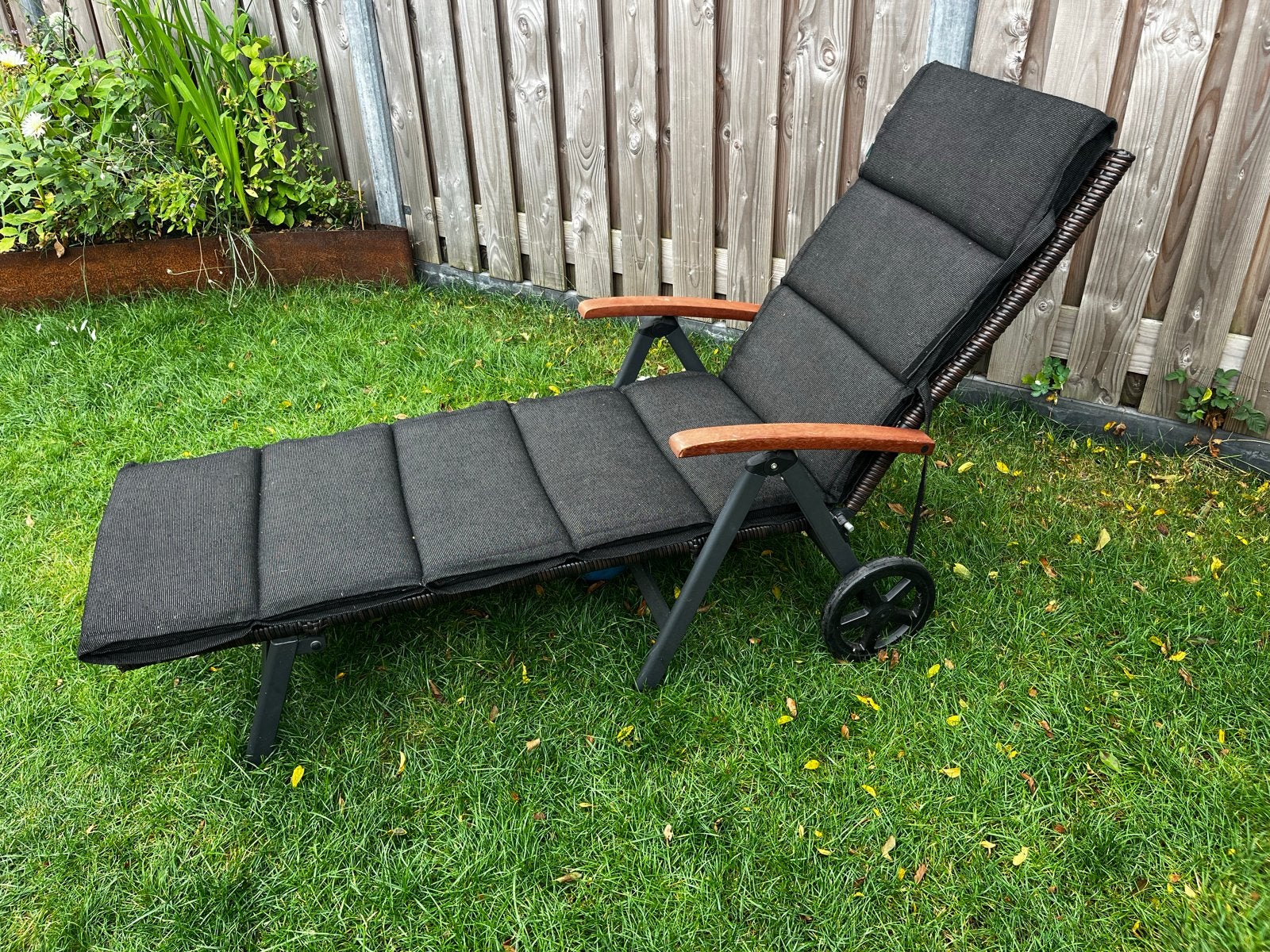 Tuinligbed met comfortabel kussen en wieltjes, Tuin en Terras, Ophalen, Zo goed als nieuw, Metaal, Verstelbaar