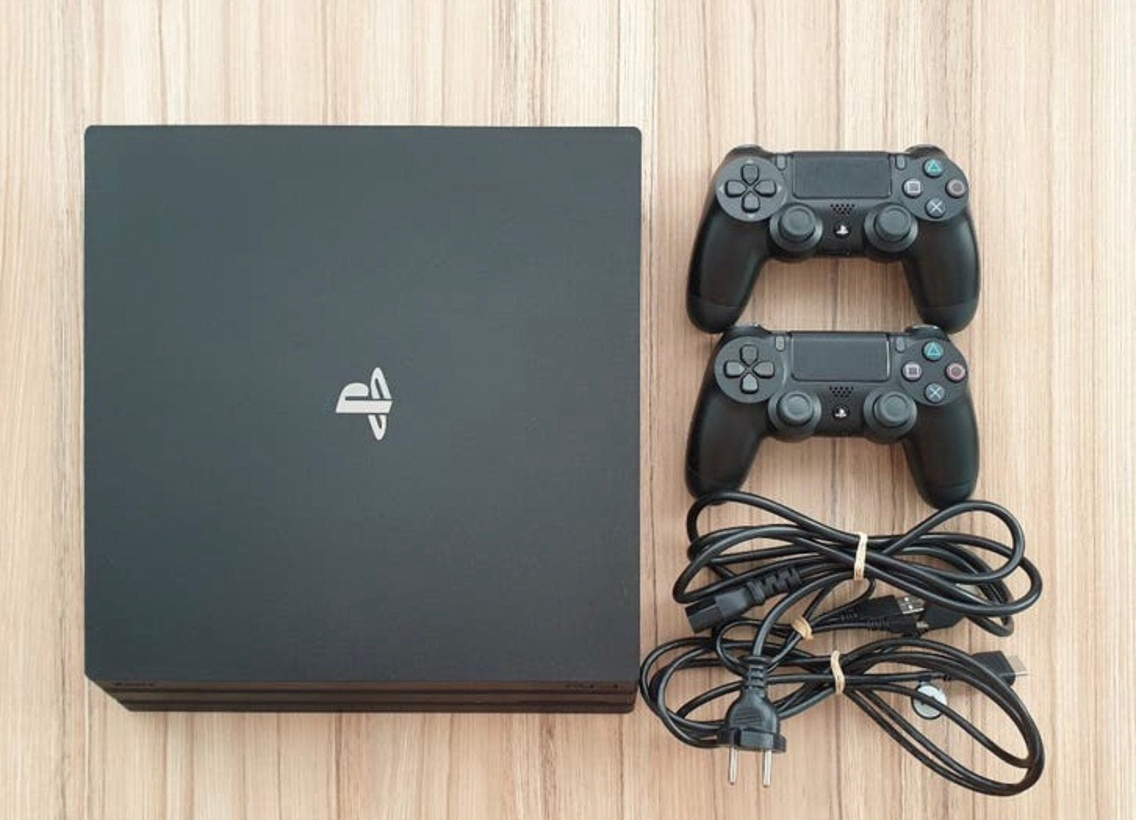 Playstation 4 Pro 1 TB + 2 controller inclusief alle kabels, Spelcomputers en Games, Spelcomputers | Sony PlayStation 4, Met 2 controllers