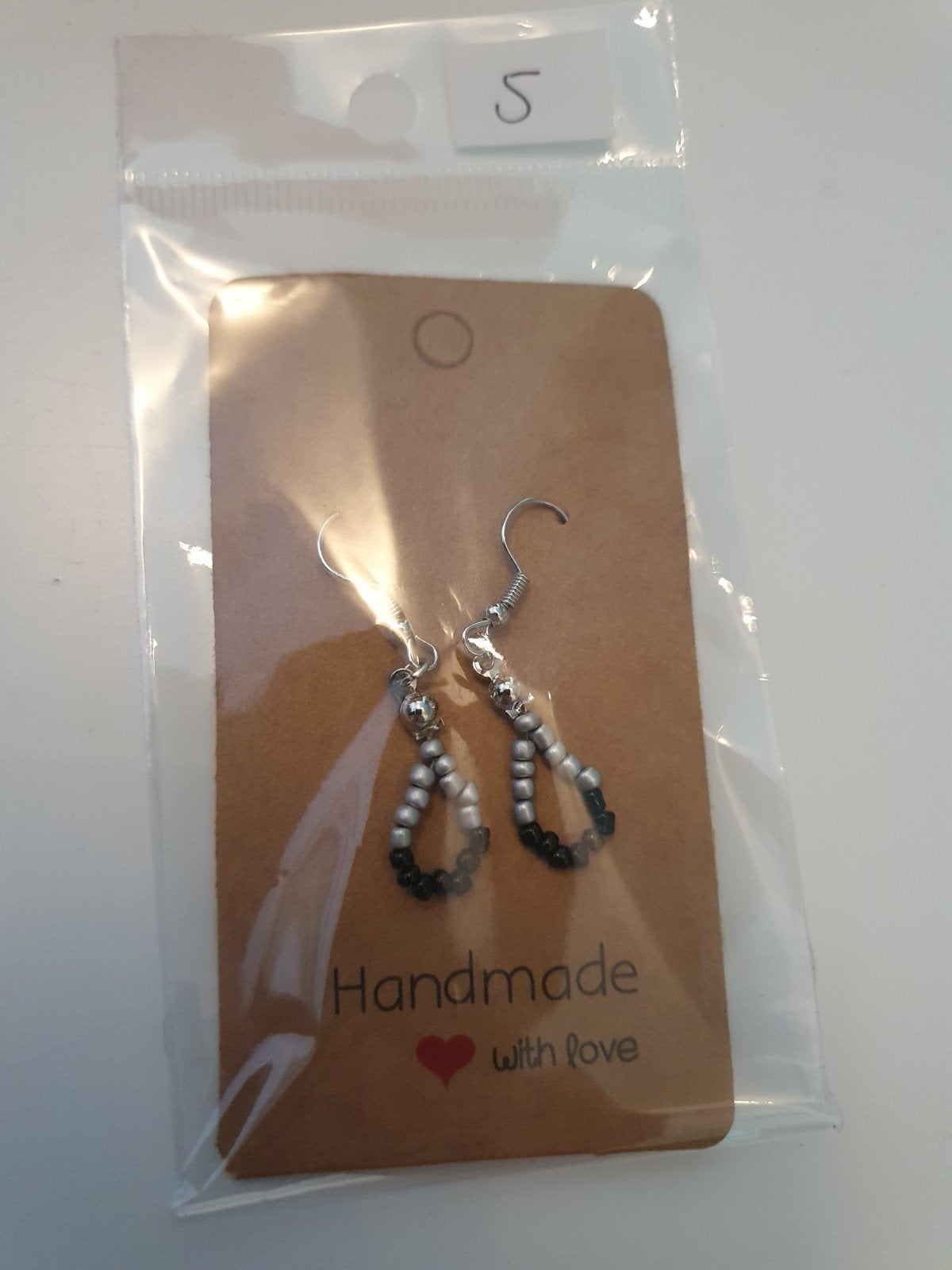 Handgemaakte oorbellen - Zilverkleurig met kralen, Overige materialen, Hangers, Nieuw, Ophalen of Verzenden