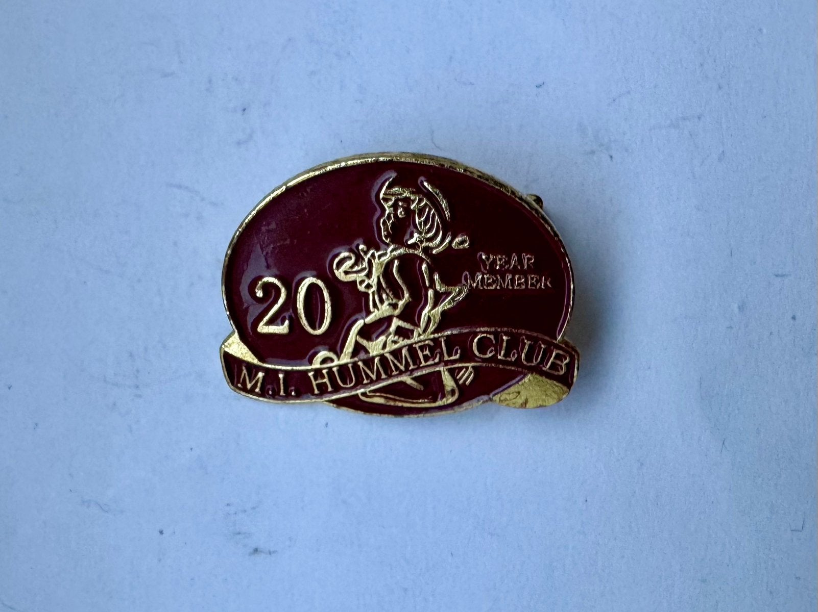 Broche M.I. Hummel Club 20 Hummelbeeldjes, Ophalen of Verzenden, Zo goed als nieuw, Sport