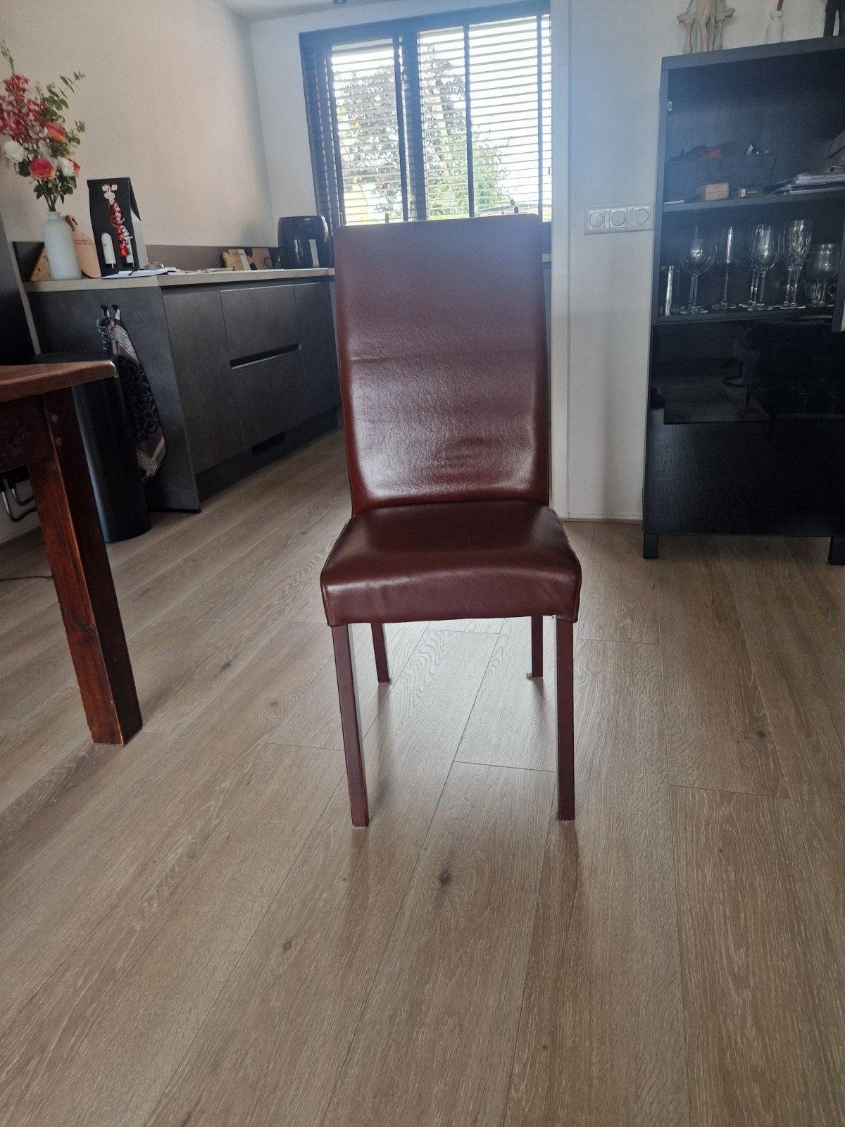 Twee leren eettafelstoelen met suède strook, Huis en Inrichting, Ophalen, Gebruikt, Twee, Bruin