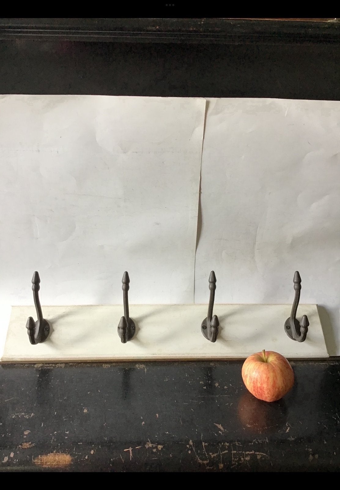 Kleine kapstok met 4 metalen haken. Wit geschilderd. 56 x 10, Ophalen of Verzenden, Zo goed als nieuw, Wandkapstok, Minder dan 100 cm