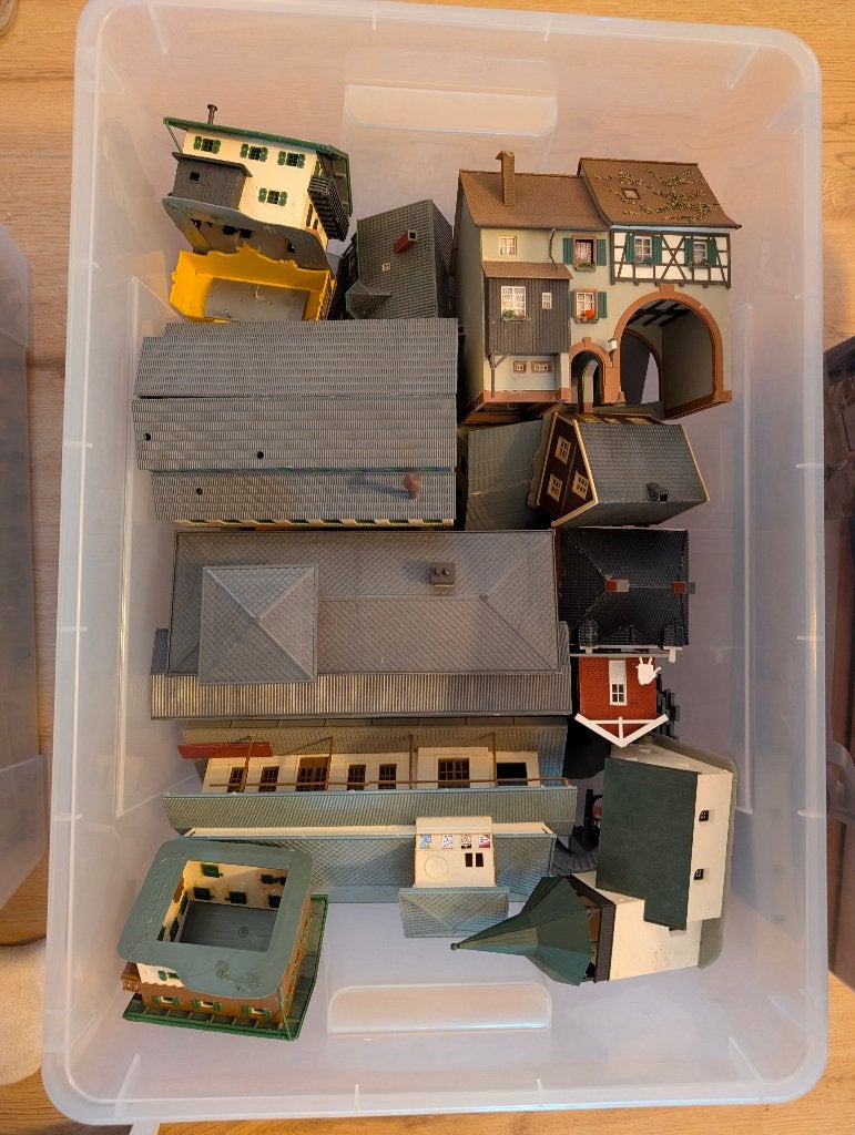 Twee dozen modelspoorbaan: treinen, rails, gebouwen, Hobby en Vrije tijd, Ophalen of Verzenden, Gebruikt, Treinset, Fleischmann
