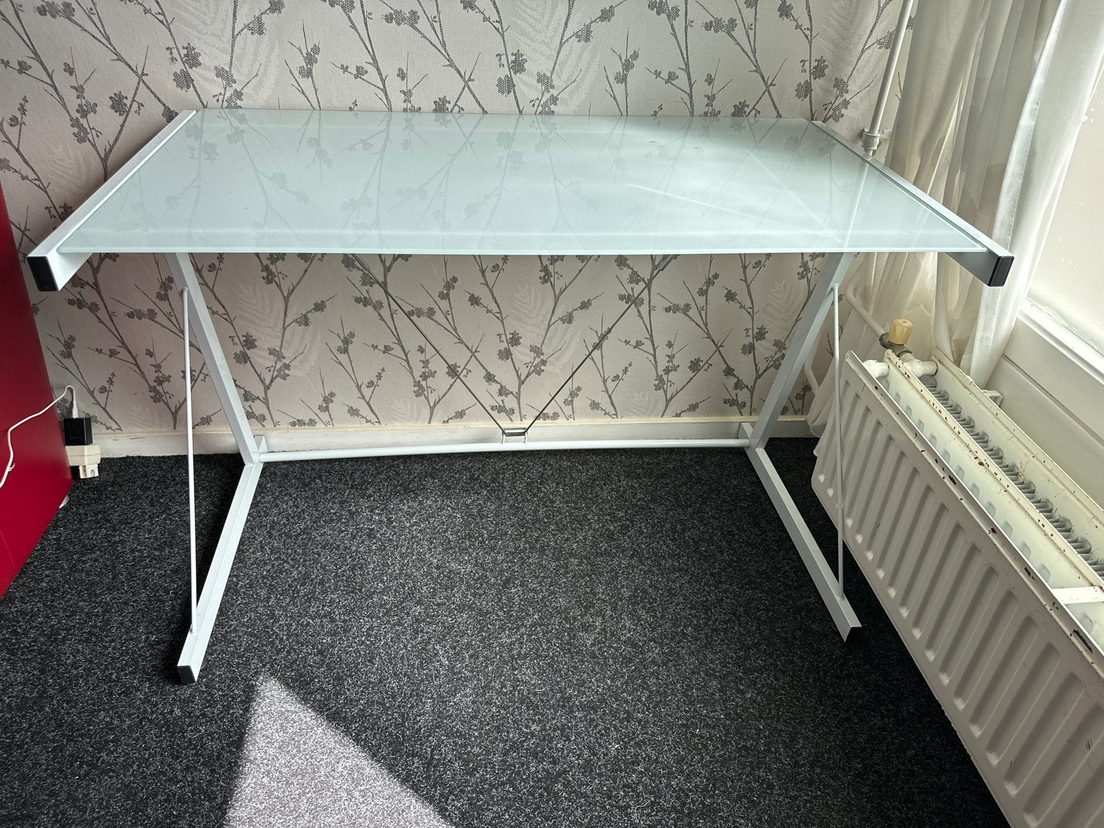 Modern wit bureau met glazen blad - 110x60x72cm, Huis en Inrichting, Bureaus, Gebruikt, Overige typen, Modern, Glas, Wit, Ophalen
