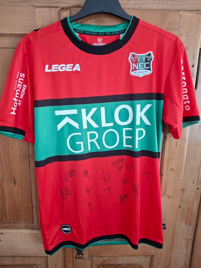 Voetbalshirt NEC uniek exemplaar gesigneerd door selectie, Ophalen of Verzenden, Nieuw, Maat 48/50 (M), Voetbal