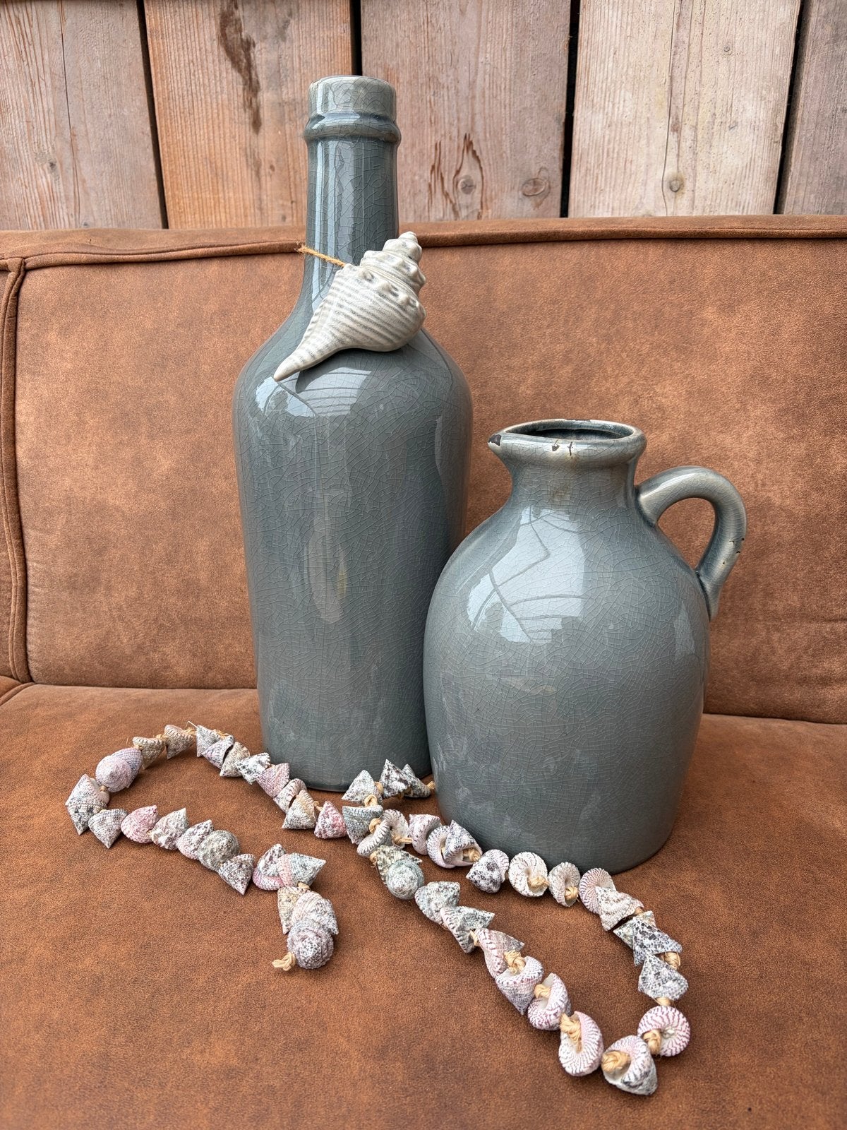 Decoratieve fles en kan met schelpenketting, Ophalen, Grijs, Steen/keramiek, Landelijk