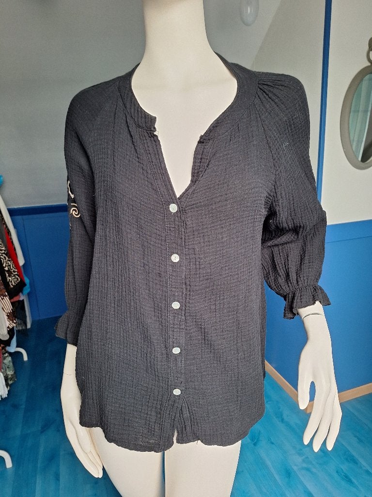 zwarte blouse met borduursel op de mouwen mt.m izgs, Ophalen of Verzenden, Zo goed als nieuw, Maat 38/40 (M), Zwart