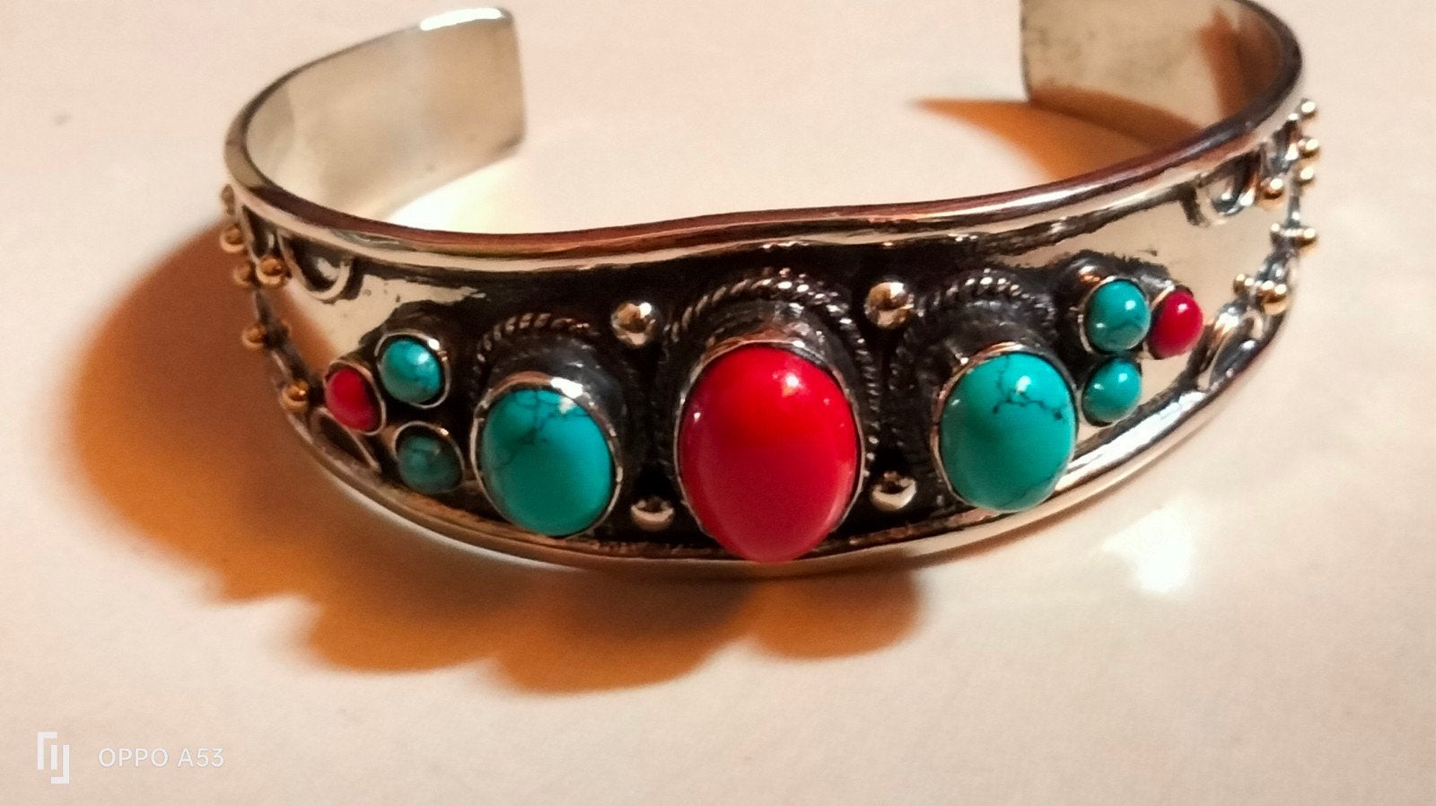 Natuurstenen armband Berber met rode en blauwe stenen, Sieraden, Tassen en Uiterlijk, Ophalen of Verzenden