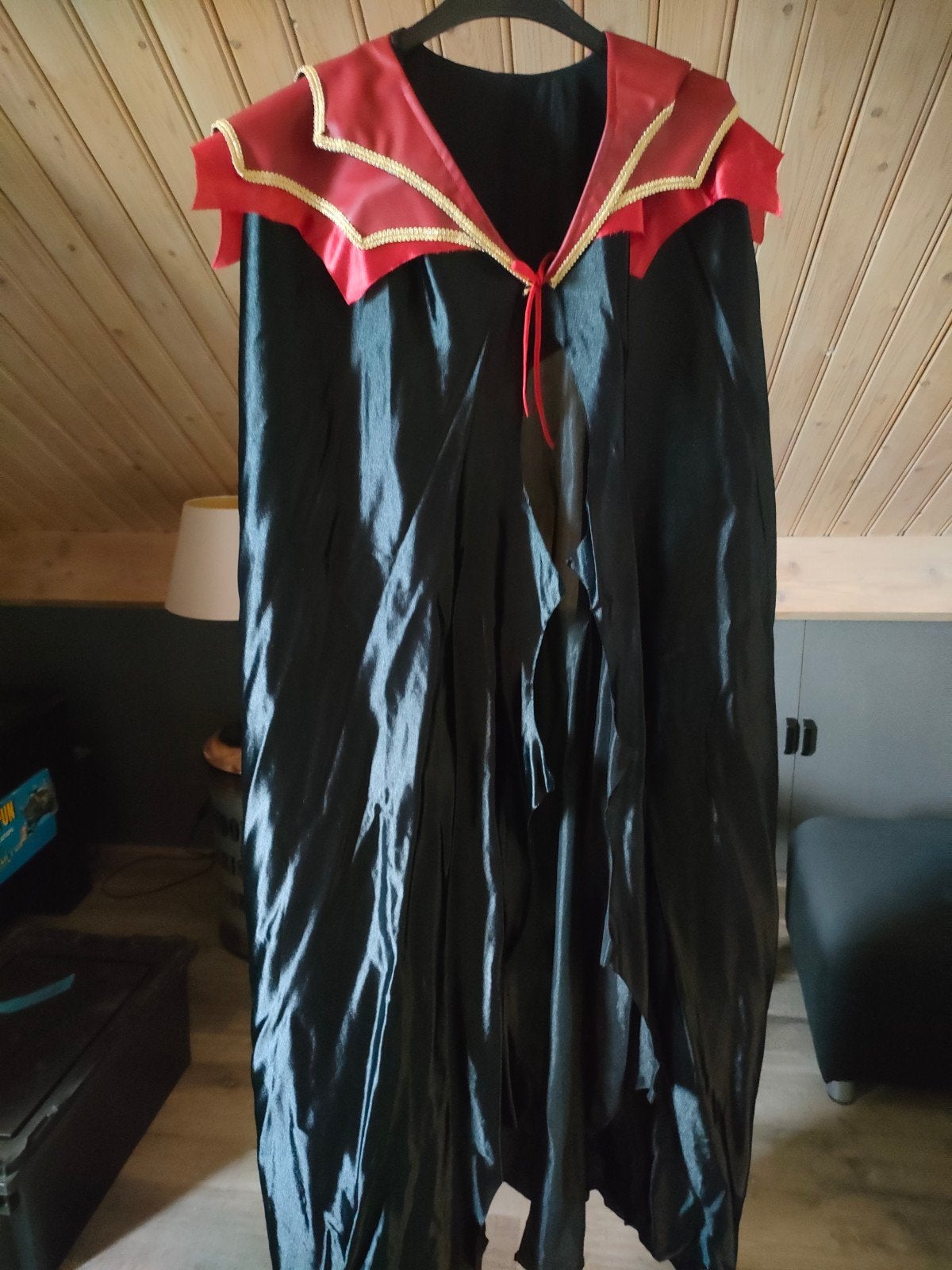 Halloween cape - Zwart met rood en goud, Ophalen of Verzenden, Halloween of Griezel